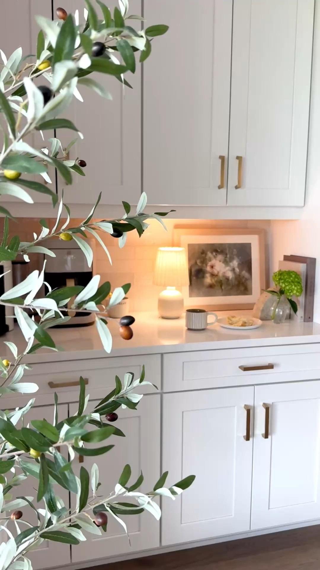 Love adding fresh flowers to my coffee bar…. 💚



#coffeebar #kitcheninspo #homeinspo #kitchendecor #homedecor #coffeemachine #cookbooks #summerdecor #freshflowers #summerartwork

#LTKSeasonal #LTKHome