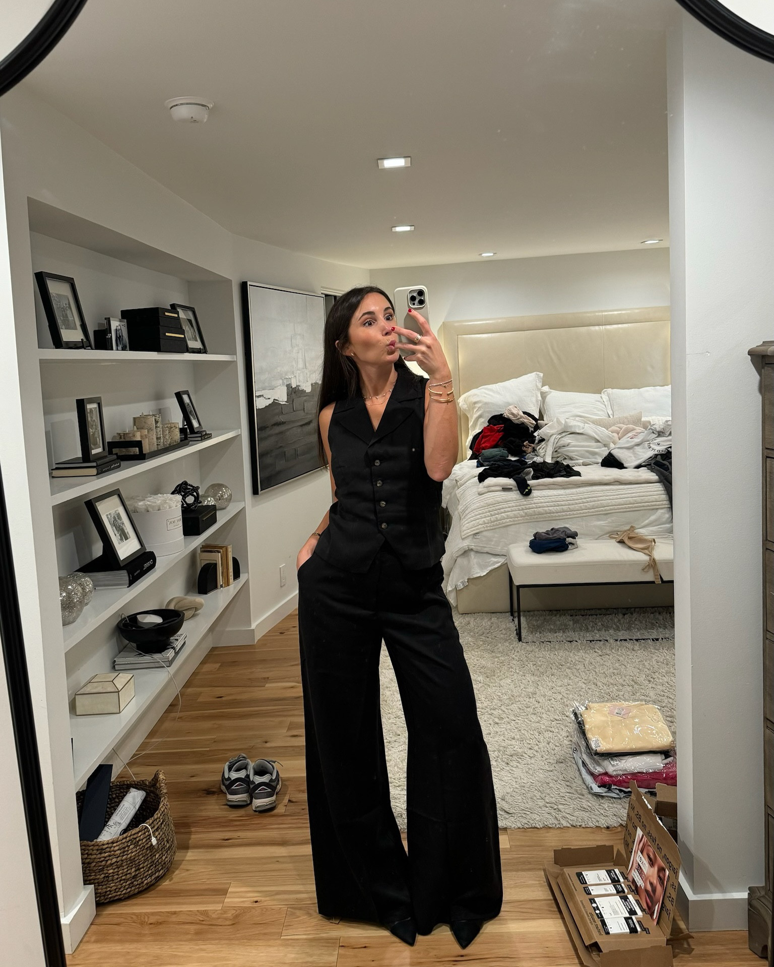 Sorry my room is a mess but this set is PERFECT. I’d wear it to the office 5 days straight 