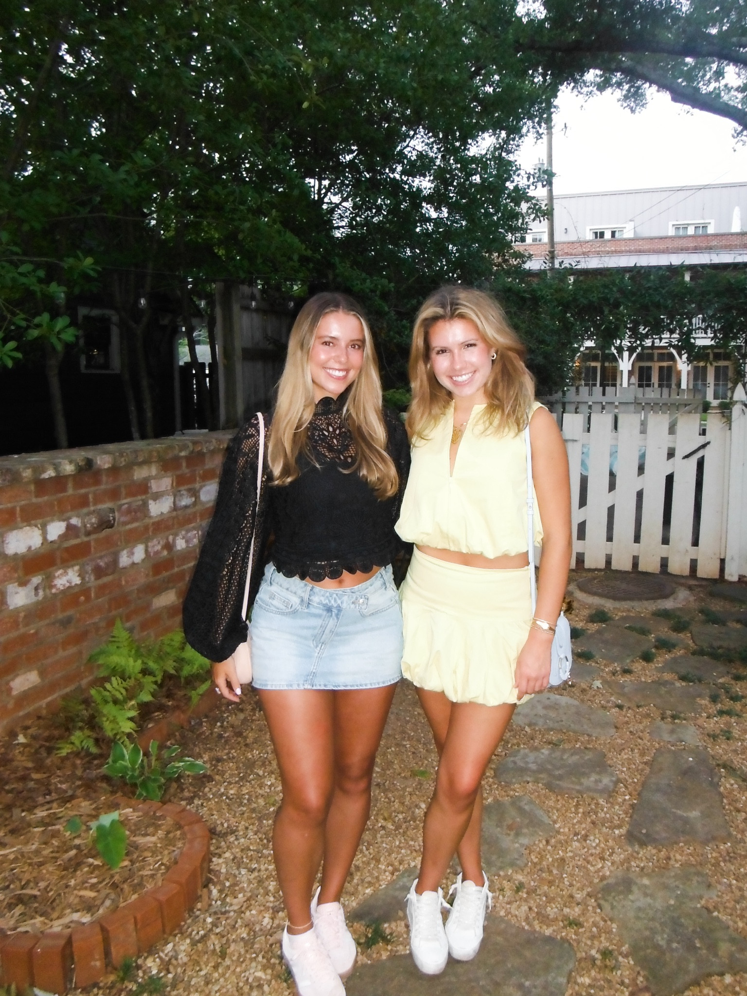 Friday night pizza night!!!!🍕🍕🥂
Set is from Zara!! Couldn’t link it though💔 it’s called balloon skirt and bubble top I believe