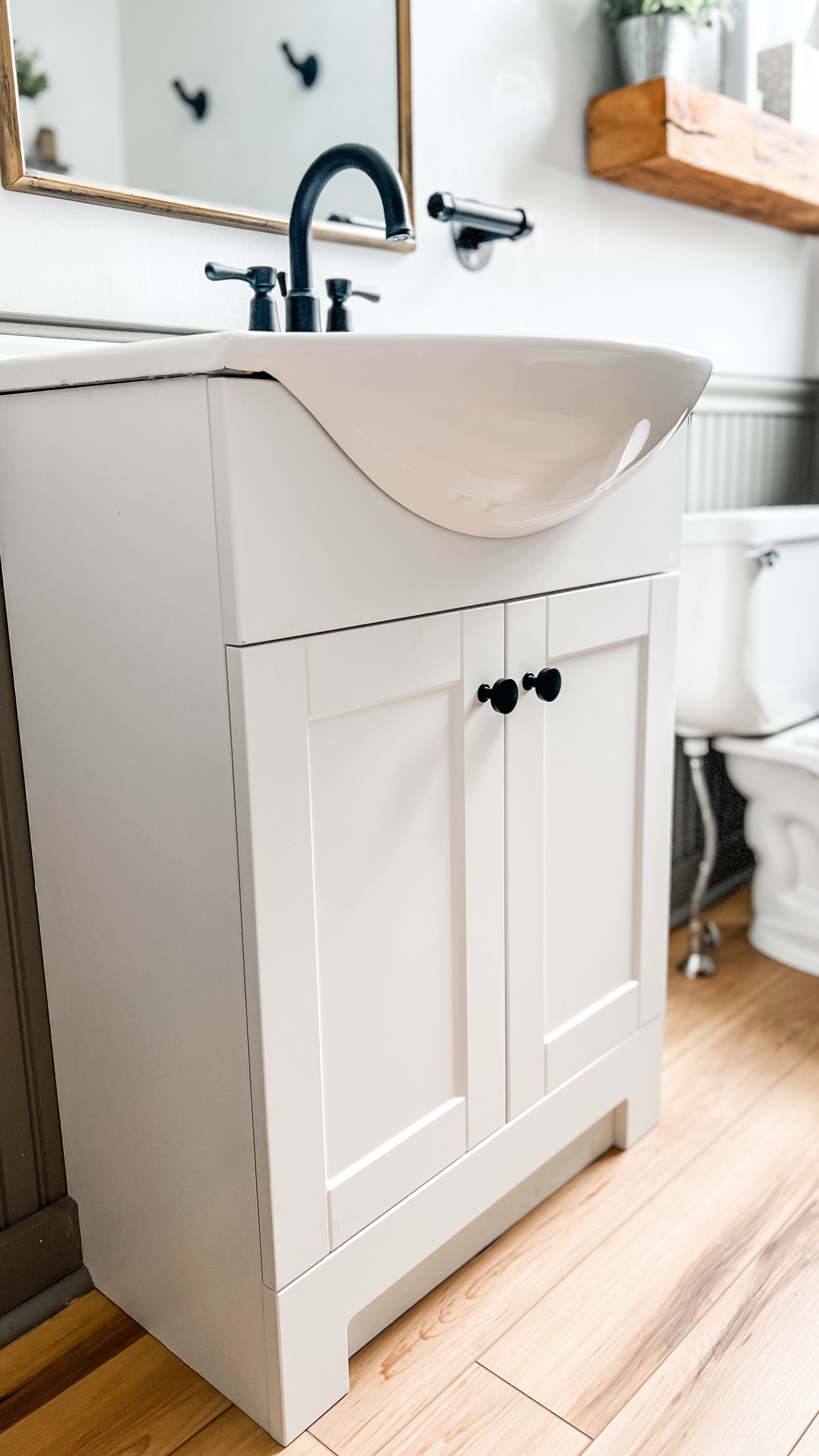 Bathroom upgrade featuring our latest #lowesfinds 

Check out my @loweshomeimprovement storefront in my bio for the links to our bathroom upgrade must haves 🔗 

And stay tuned for more farmhouse renovations featuring @loweshomeimprovement 🔧🧰🔨 

#affiliatelink #lowespartner