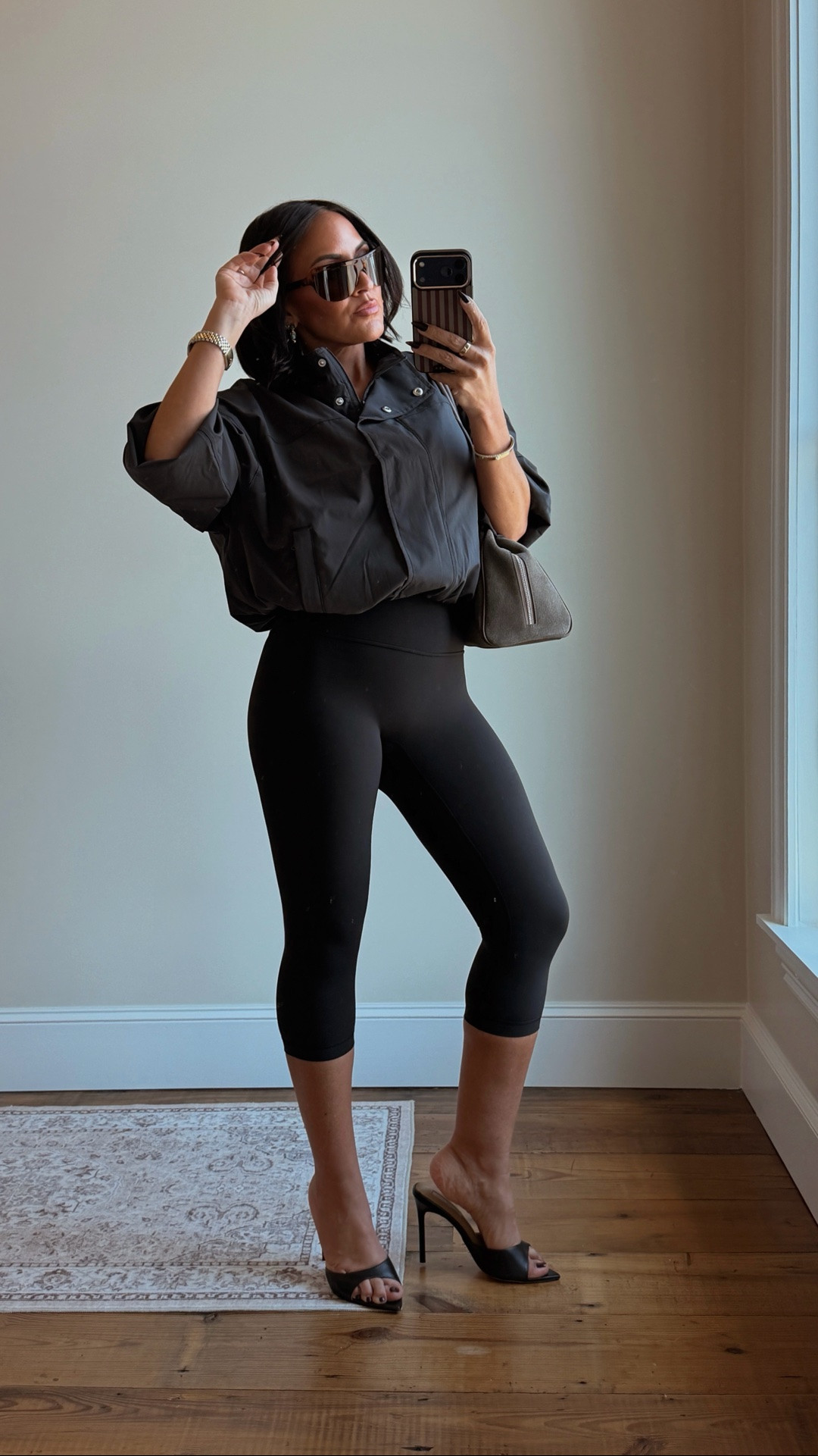 Are you kidding me with this fit! 

So chic! 

In a xs in jacket 
2 in leggings