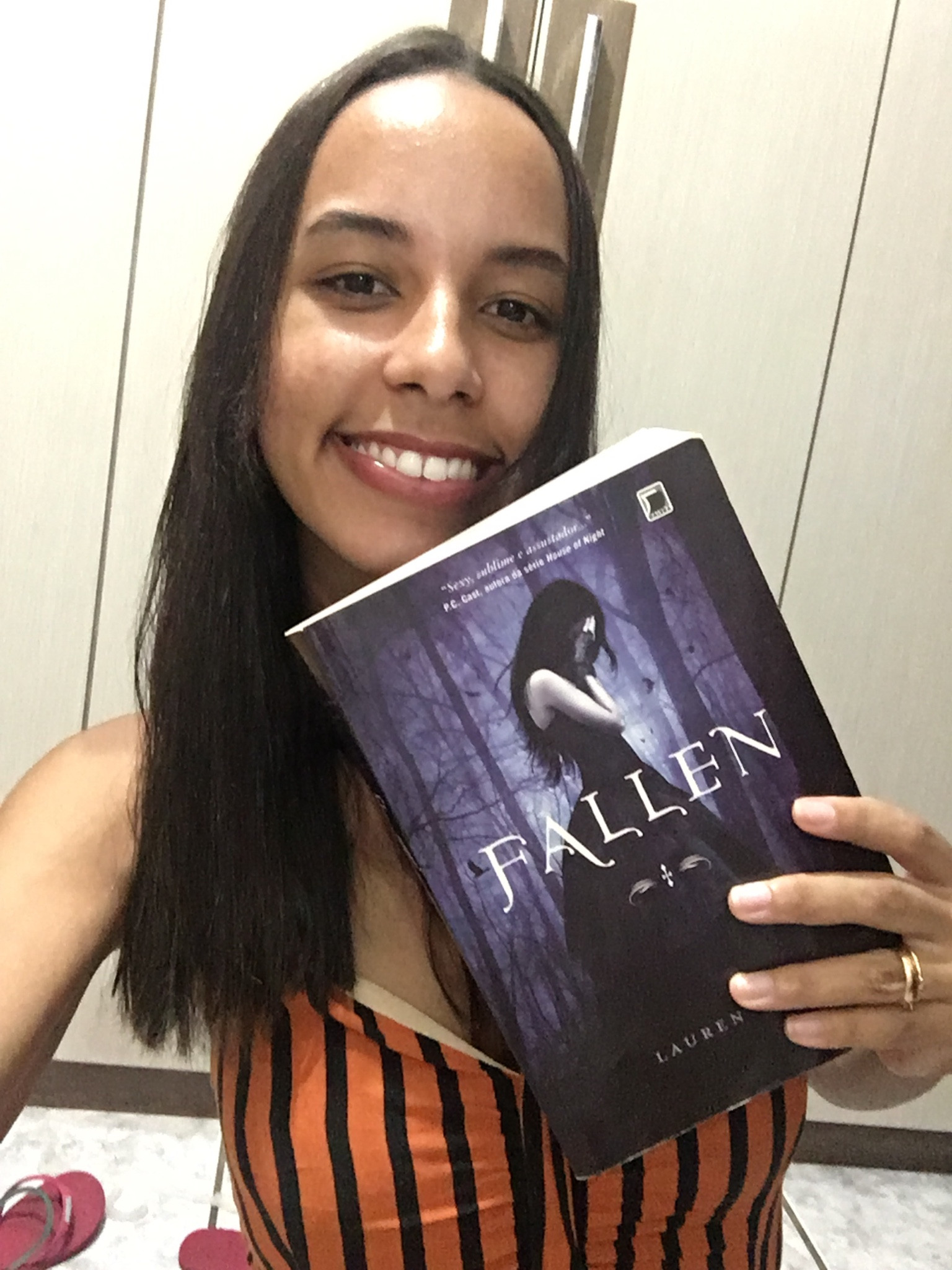 Oi oi gente!! Hoje eu tô aqui com uma suuuuper dica para vocês 🫶
O livro Fallen de Lauren Kate, conta a história de Lucy e Daniel, um romance de ficção com muito mistério, dramas, amizades. 

Contém spoiler…

Lucy, a mocinha que não entende por que as sombras a perseguem. E Daniel o anjo caído tenta se recuperar e escolher um lado pelo qual lutar. 

Fala sobre um amor que sobreviveu ao tempo, Daniel era um anjo de muito prestígio que a muito, muito tempo atrás se apaixonou por Lucy, mas esse romance não era permitido, então foi travado uma guerra e ele junto com outros anjos caíram. E precisam escolher até o dia da grande batalha se estão do lado do bem ou do mal.

E o amor dos dois foi proibido, eles foram sentenciados a viver esse amor durante vários anos, mas quando finalmente se encontravam Lucy sempre acabava morrendo em seus braços, as vezes era preciso apenas um olhar para que ela morresse, em outras vezes permitiam até um beijo, mas o final era sempre o mesmo, e Daniel sempre hibernava durante muito tempo para tentar super a perda, para passar por tudo novamente.

Ele sempre tentava se esconder dela, para evitar o fim, mas não importava, ela sempre o encontrava. 

Mas dessa vez Lucy estava diferente, e ele não sabia o que era, a ignorava e ficava longe. 

Até que um dia estavam no jardim, e algo estranho aconteceu, uma estátua ia cair em cima de Lucy, e ele não aceitaria a perder de novo, correu para salvá-la e ela sentiu que já o conhecia.

Esse livro continua… e esta disponível no link na forma física e também e possível acessar ele e mais de 1 milhão de outros títulos no Kindle, tá esperando o que para viajar no tempo?!
#amazonnaltkacademy

#LTKbrasil #LTKhome