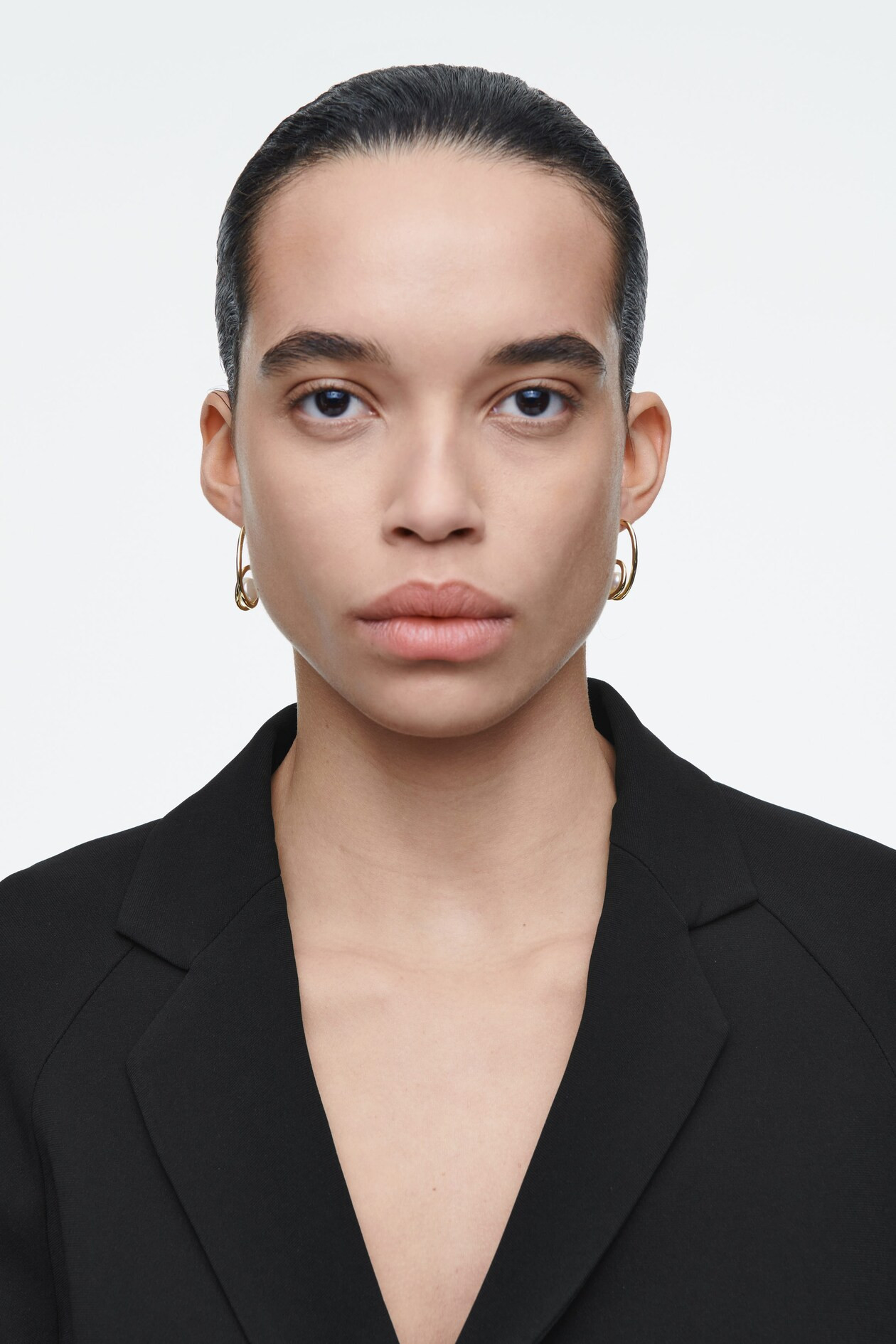 MISMATCHED COILED PEARL HOOP EARRINGS - GOLD | COS UK