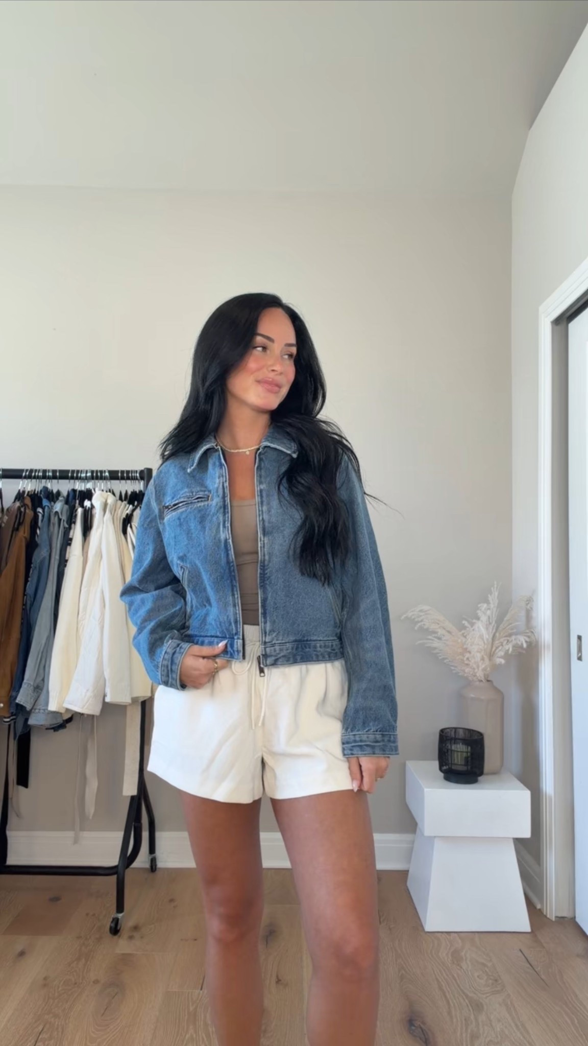 Spring Light Layers 💙🌻
@Aritzia #aritziapartner

My sizing 5’7, 145lbs, 32dd
I’m wearing size small tank & jacket, size medium shorts 
