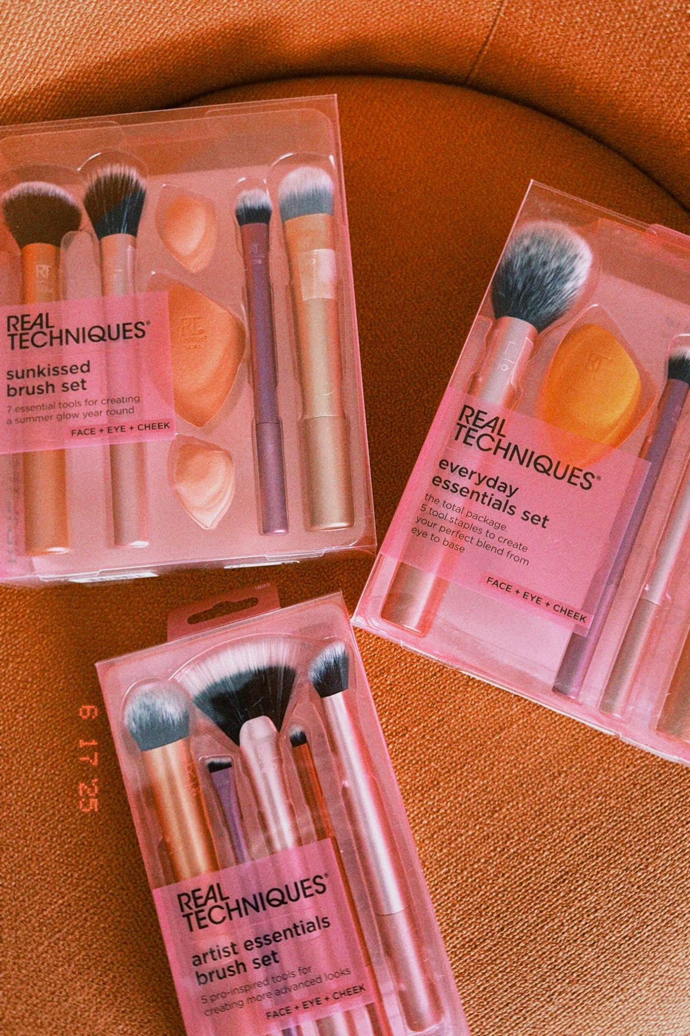 Pincéis e esponjas Real Techniques: precisão e acabamento uniforme.
Cerdas macias, cortes funcionais e esponja com textura ideal.
Tudo o que preciso para uma make bem-feita, do início ao fim.


#LTKbeleza #LTKbrasil #LTKpromo