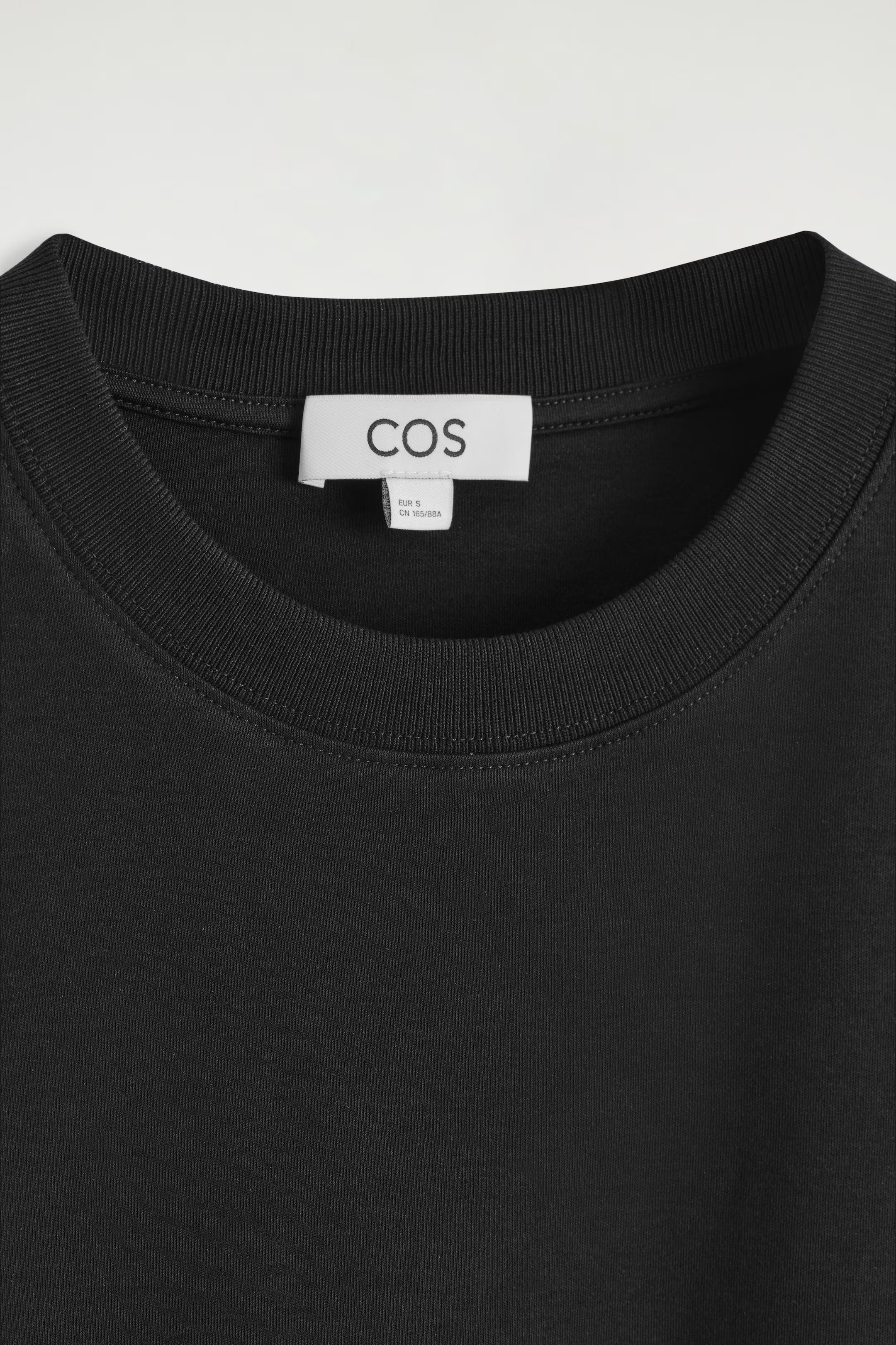 CLEAN CUT REGULAR T-SHIRT - BLACK | COS | COS (EU)