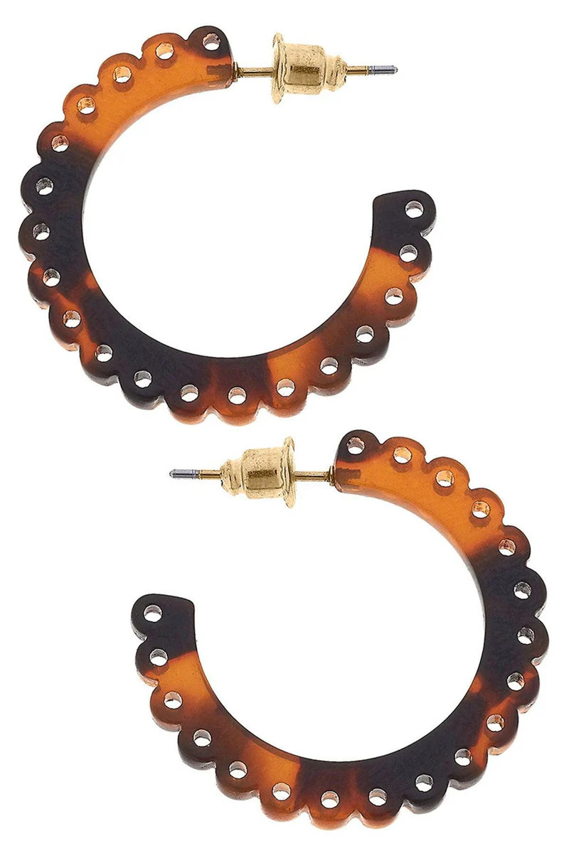 Khloe Scalloped Resin Hoop Earrings in Tortoise | CANVAS