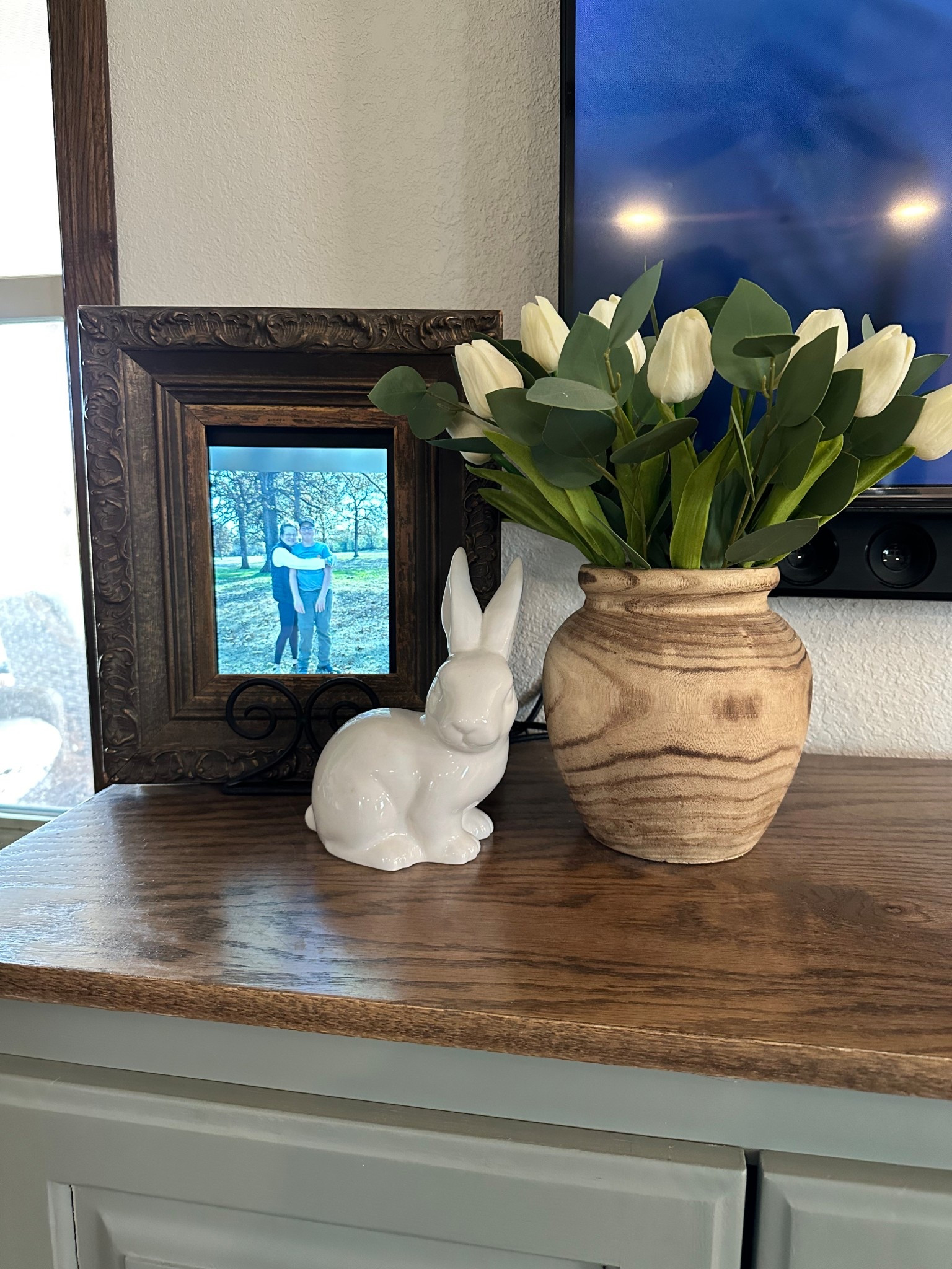 I used this wooden picture frame over the digital picture frame. And there you go. Looks more like decor, less like computer screen. 
#digitalphotoframe #gift #frametv #photoframe 