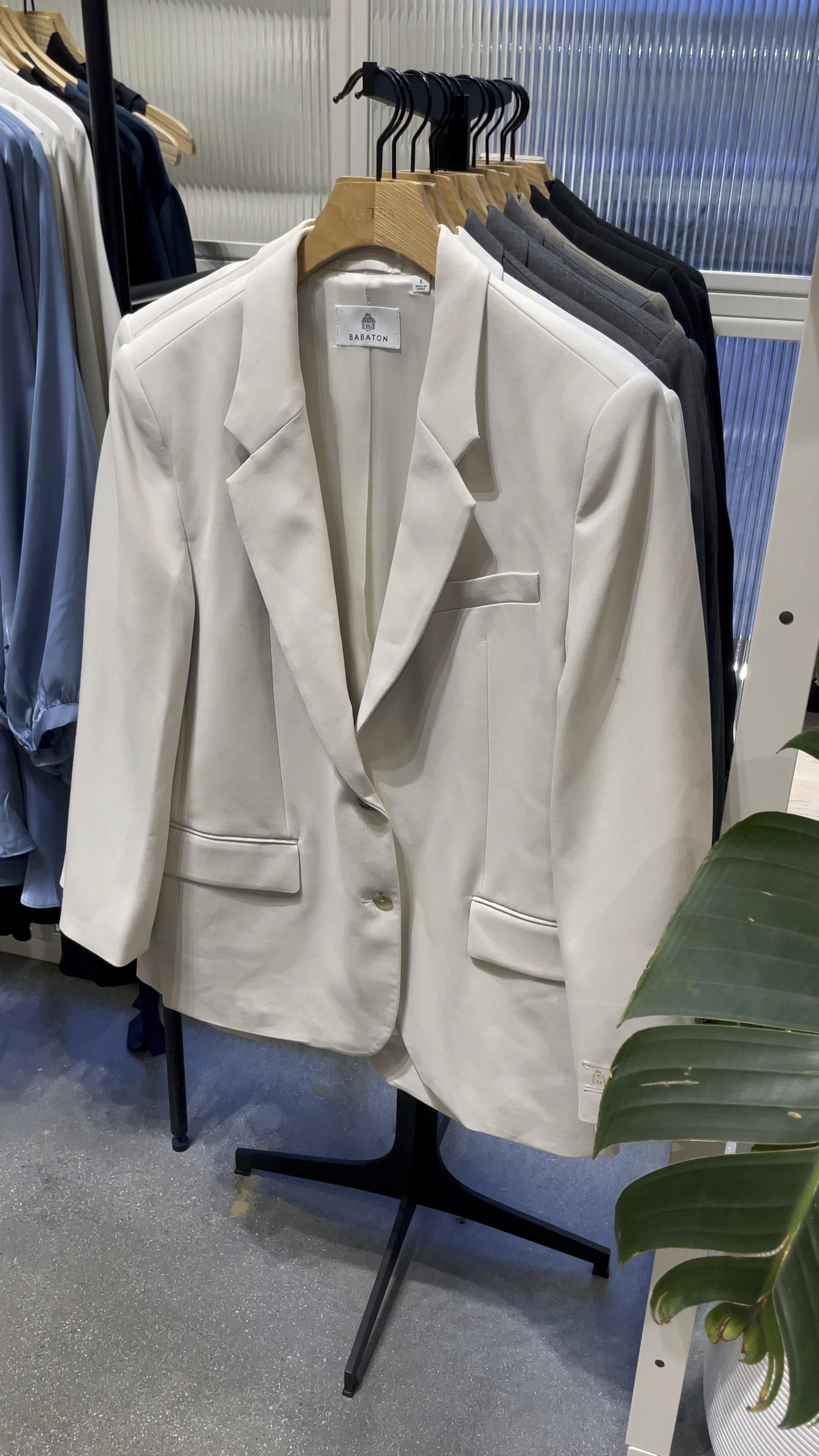 Gorgeous Aritzia bone color blazer.


#LTKGiftGuide #LTKworkwear
