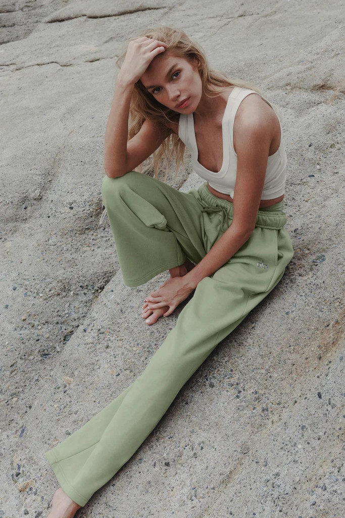 Accolade Straight Leg Sweatpant - Dune Grass | Alo Yoga