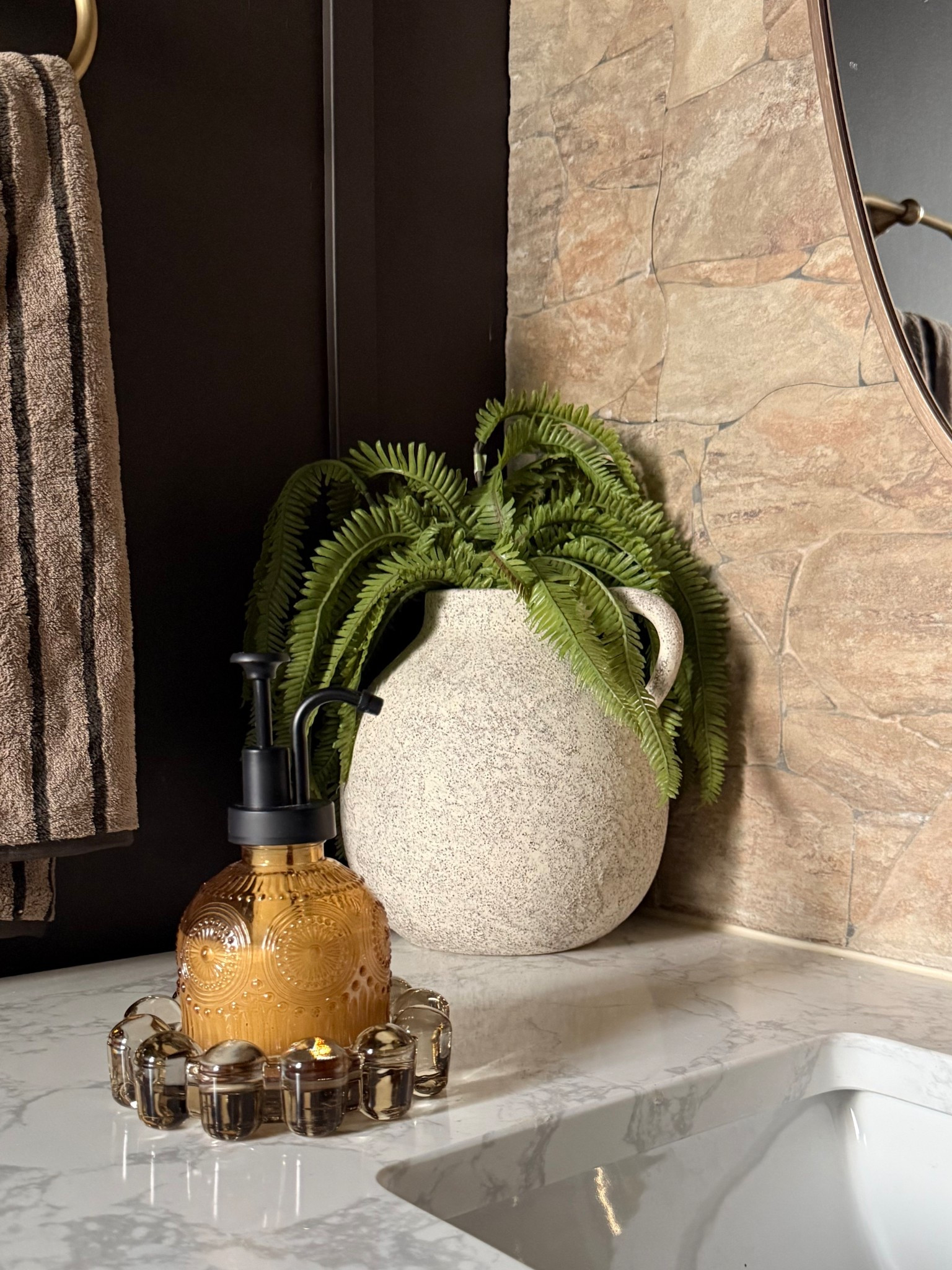 A touch of elegance in the powder room✨