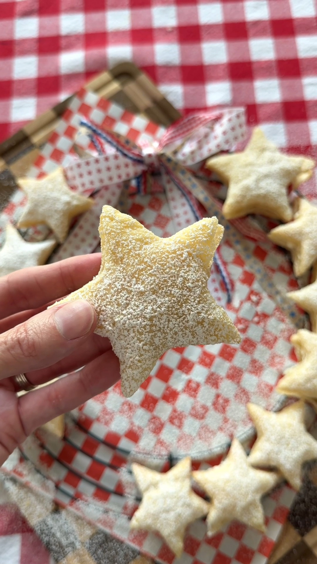 the must make treat for summer + only 4 ingredients…. 🍓⭐️

these are so easy to make — you won’t be able to just eat one 😋

all you need is store bought puff pastry, strawberries, and freshly made whipped cream (recipe below)

bake puff parties for 13-15 minutes or until golden brown, cut them in half, I used a piping bag to add the whipped cream, layer in strawberries and top with powdered sugar - they will be a bit and perfect for the Fourth of July ⭐️🍓🇺🇸

whipped cream is made with 1 cup heavy whipping cream, 1 tbsp powdered sugar, and 1 tsp vanilla extract - use a mixer to mix until you see stiff peaks, about 3-5 minutes ⏲️

follow for more EASY sweet treats ✨

#puffpastry #fourthofjuly #easydessert #summertreat