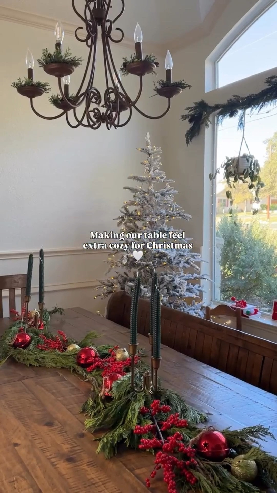 making Christmas feel cozy doesn’t have to be complicated.
a few simple touches can warm up the whole room 🤍

#christmastablesetting
#cozychristmas #cozyhome #christmasathome #christmastablescape