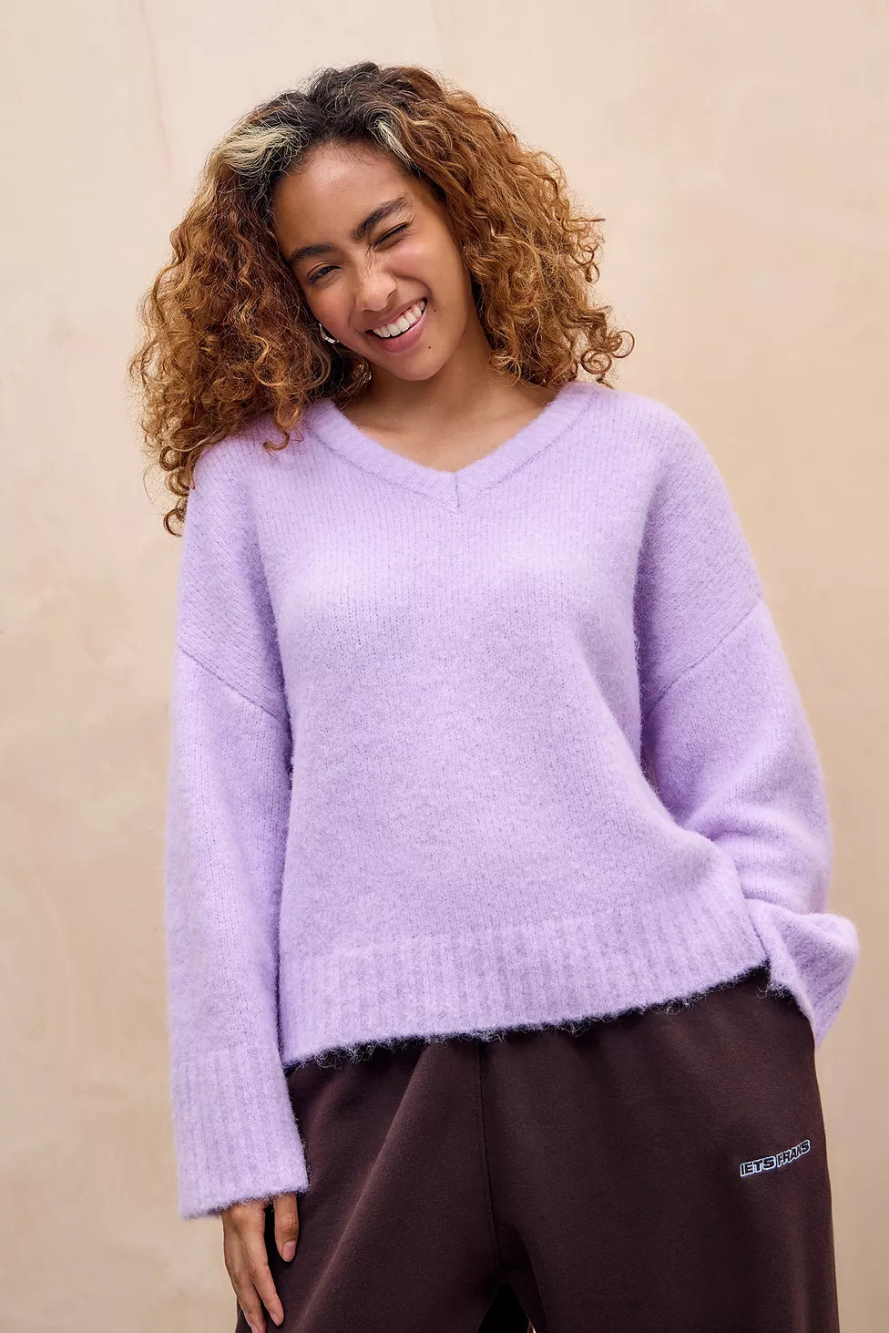 iets frans.. Champagner High V-Neck Pullover | Urban Outfitters DE