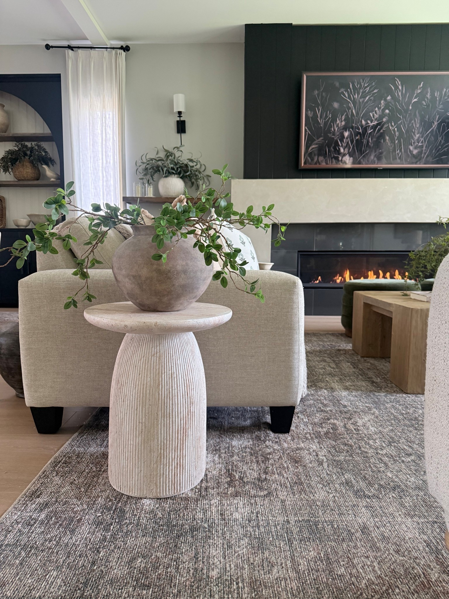 Gorgeous texture on this travertine accent table✨
Such a pretty organic look! 