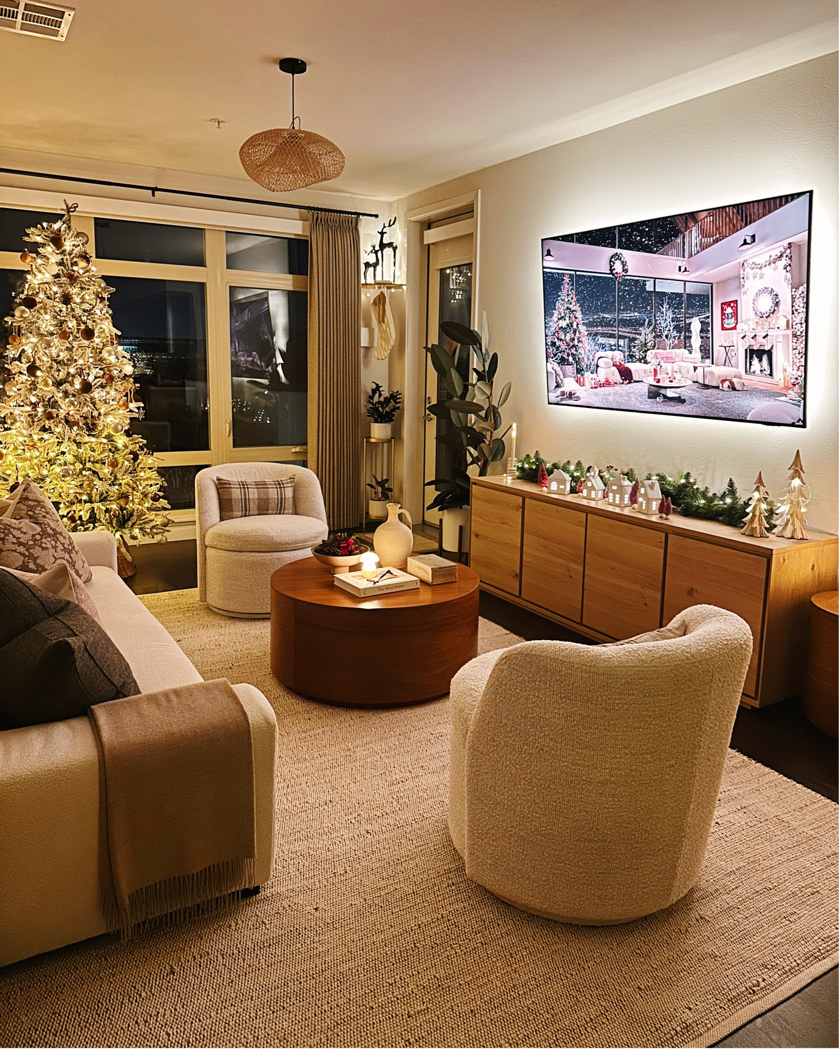 Christmas views in my home 🎄✨

#cozychristmas #christmasviews #christmashome #holidayhome #christmasviews



#LTKHome #LTKSeasonal #LTKHoliday