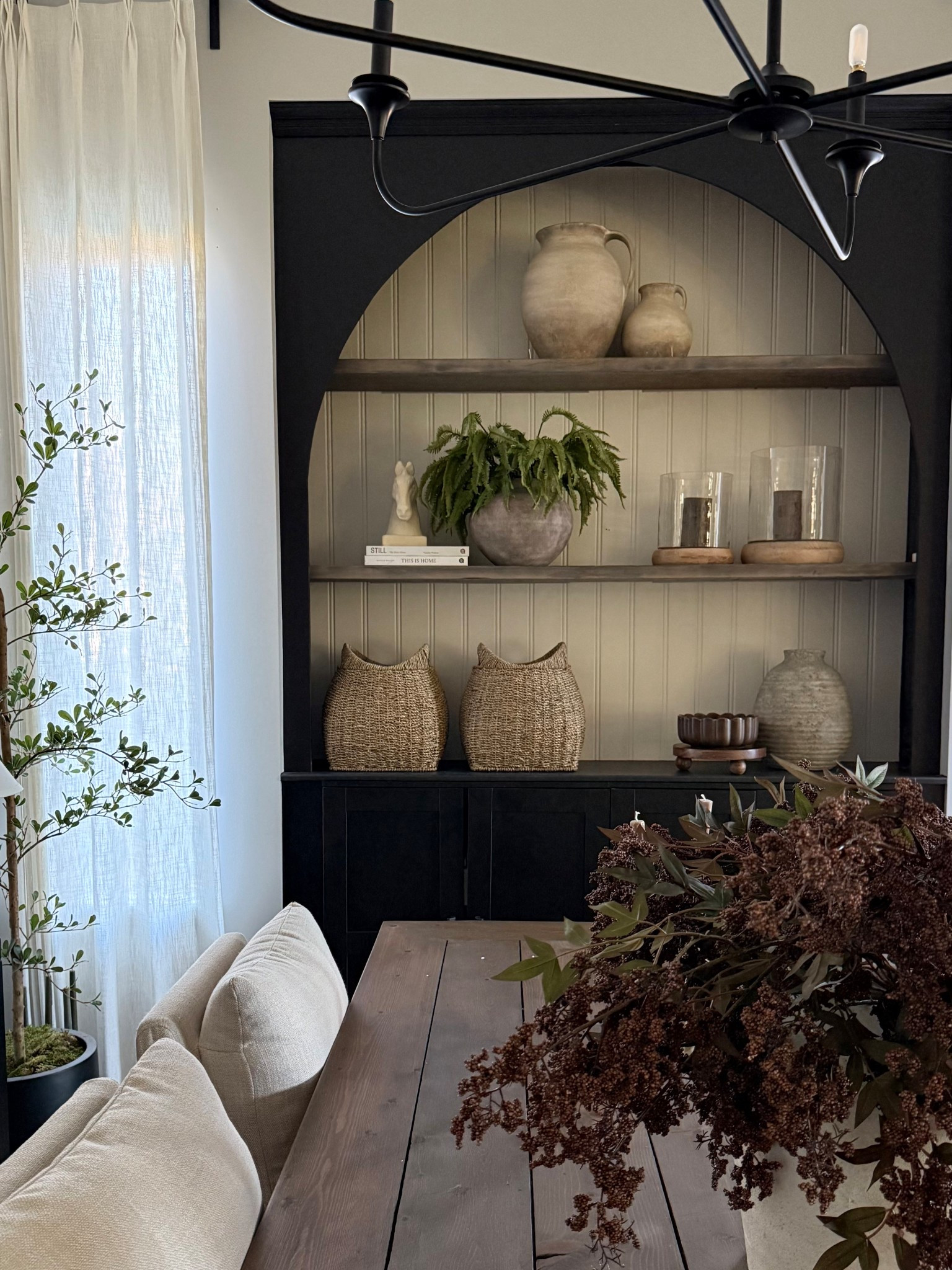 neutral/casual home.. simple shelf styling🤎
Modern organic home decor 