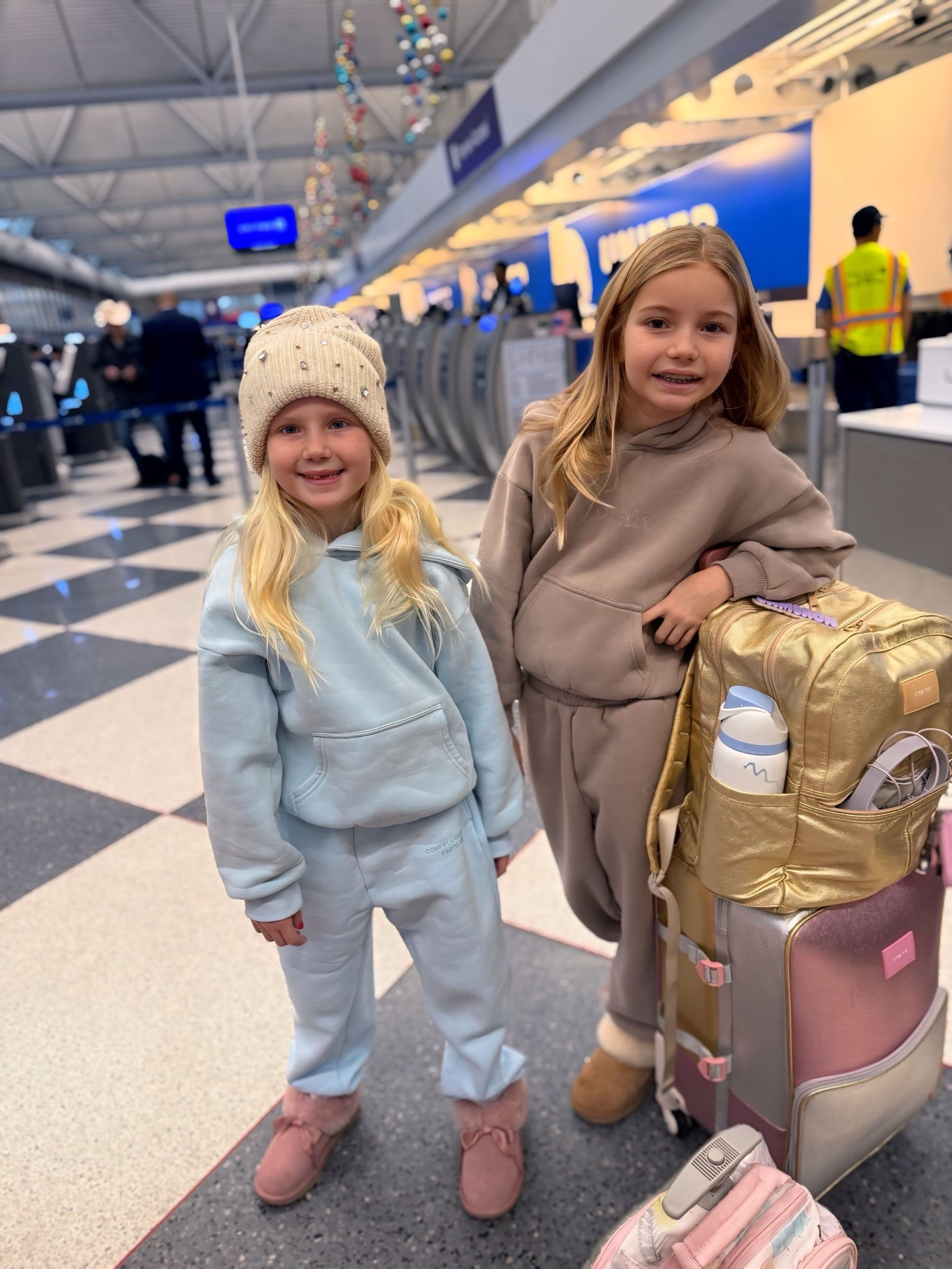 Comfrt set

Emerson in limited edition baby blue set wearing small (typically wears size 7)

Cameron in bark set wearing small top / medium bottoms (sold out of med top otherwise would’ve got med) (typically wears size 8/9)