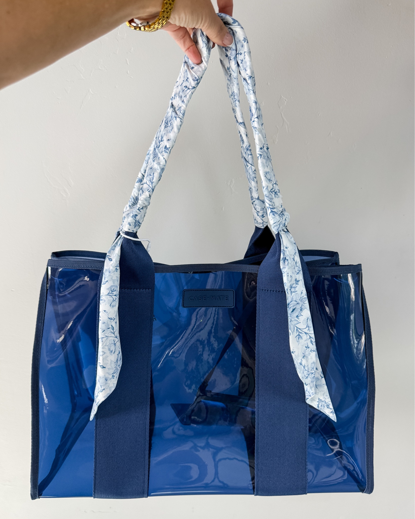 Loving this new Case-mate Essential Jelly Tote in Navy Twill with an adorable scarf handle for fall! 

 #LTKSeasonal #LTKHome #LTKTravel