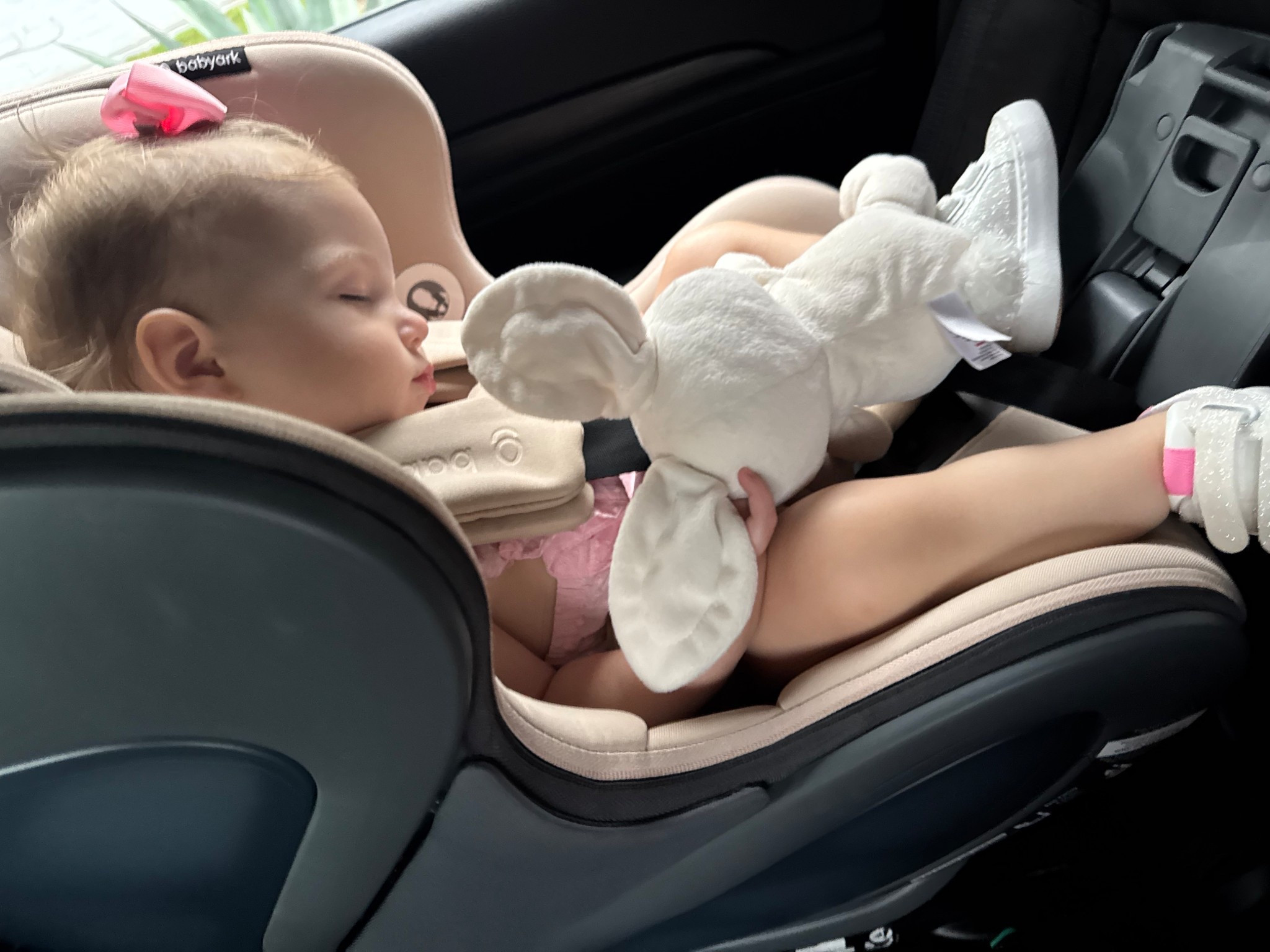 Not the cheapest or lightest car seat on the market but there is no other choice when it comes to the crash test ratings! This car seat stands above the rest with its crash test ratings and durability! 

⭐️This seat is made with premium materials and has no expiration date! 

⭐️Safety Engineering: BabyArk – Steel + carbon fiber frame, military-grade crash tech, shock-absorbing system, built-in smart sensors for installation and child presence detection.

⭐️ Crash Test Performance: Internal and independent tests show extremely low injury measurements; especially strong in side impacts.

🏆BabyArk & Clek Foonf tie for structural strength, but BabyArk’s energy system gives it a tiny lead.

🚘 Ease of Installation– Guided app, smart sensors confirm correct install, easy belt or LATCH install.

👶🏻👧🏼👦🏻Longevity – Rear-face to ~50 lbs, forward to ~65 lbs, up to ~6–7 years of use.

🗣️Downsides: BabyArk is Heavy (around 33 lbs), expensive (~$700-990), not as travel-friendly. ** I’ll share the travel car seat we picked in the next post**

✅ Verdict:
If your priority is maximum crash protection + cutting-edge safety tech, the BabyArk leads.