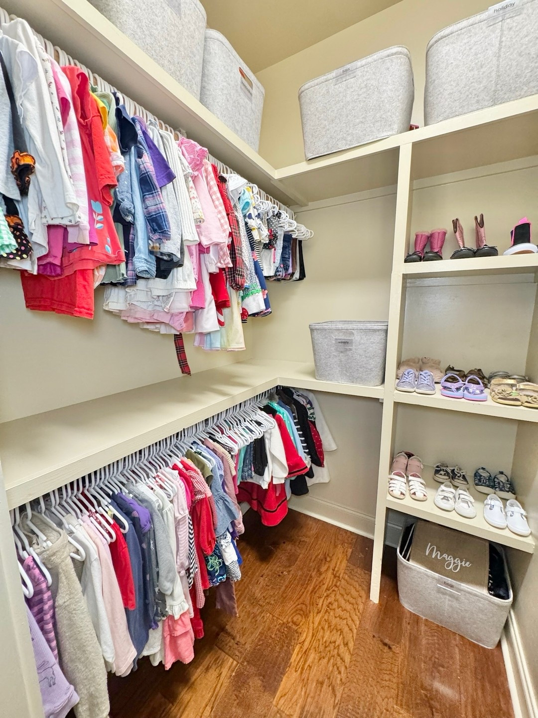 Monday mornings run much smoother when everything is in its place! Who could use a little calm in the chaos of school mornings?! 🙋🏻‍♀️ Swipe to see the before and reach out to us to get your space organized!