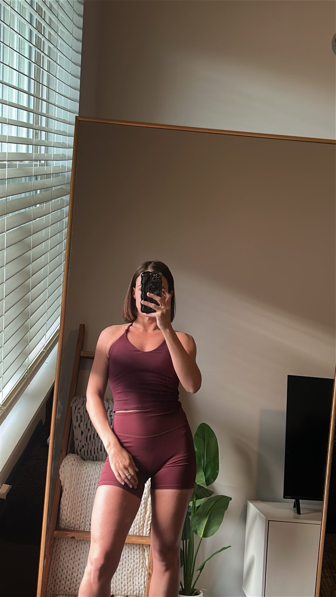 my new favorite workout “set”. I didn’t purchase from the same brand because I’m picky about my shorts and i know i love the Unthewe brand. 

The back is cut out and the support is so good in the top. 

I’m wearing a small in both 💜