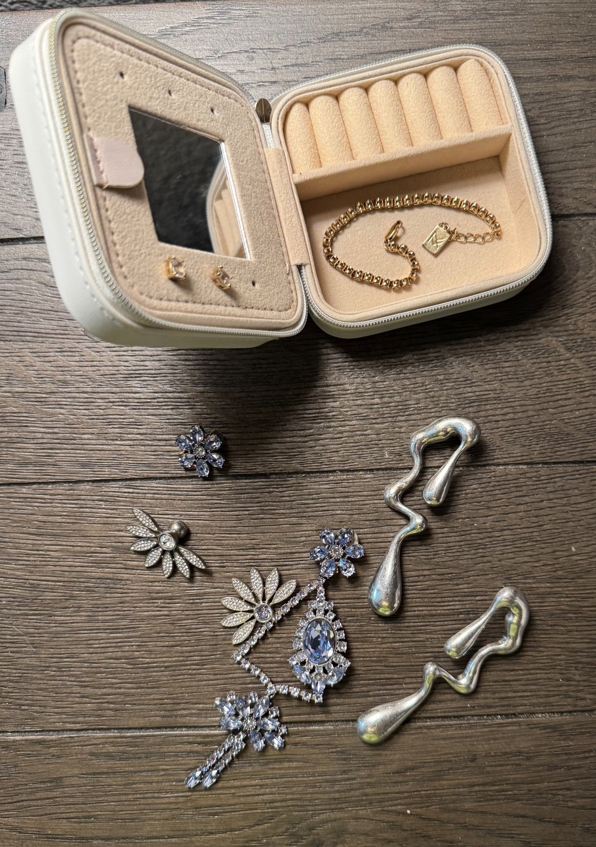 My favorite jewelry holder. Also makes the perfect gift. 💎💍