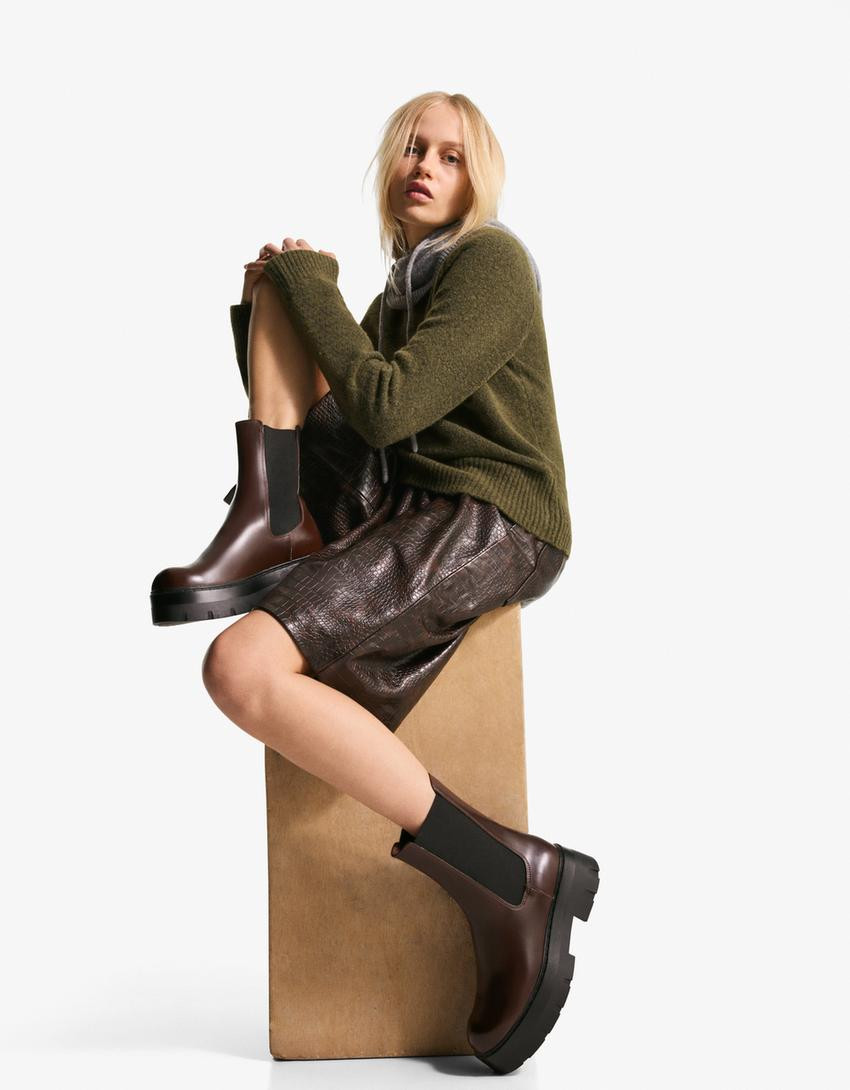 Stiefelette mit Elastikeinsatz - Schuhe - Damen | Bershka DE