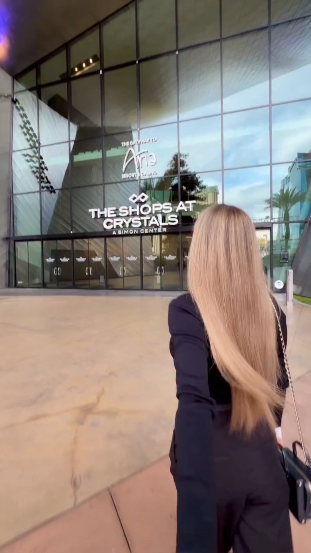 Holiday shopping made fun again 🎄✨ #sponsored @crystalslv is my one-stop spot for Christmas shopping: gifts, festive drinks, and a little quality time with my +1 🛍️💋 From luxe finds and sparkly displays to trying on looks and grabbing a holiday cocktail (or two), this is the most extra kind of mall day in the best way. If you’re still ticking names off your list (or just love a good holiday vibe), this is the place to be. #simonmalls @themall