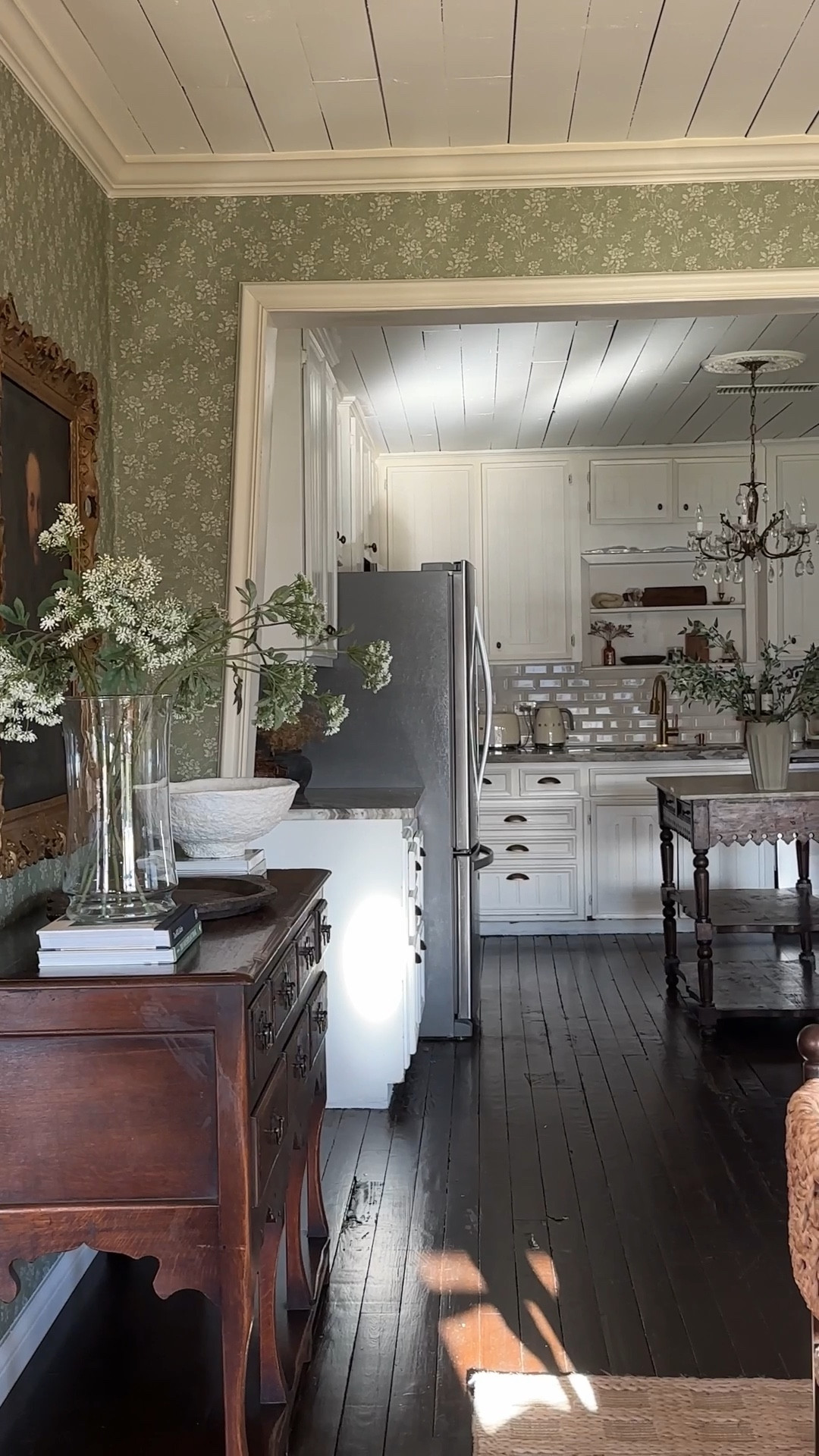 We transformed our cottage kitchen with just a few budget changes and it looks sooo much better! Linking what I used and some similar vintage finds from Etsy. 

Cottage kitchen, kitchen hardware, vintage kitchen 