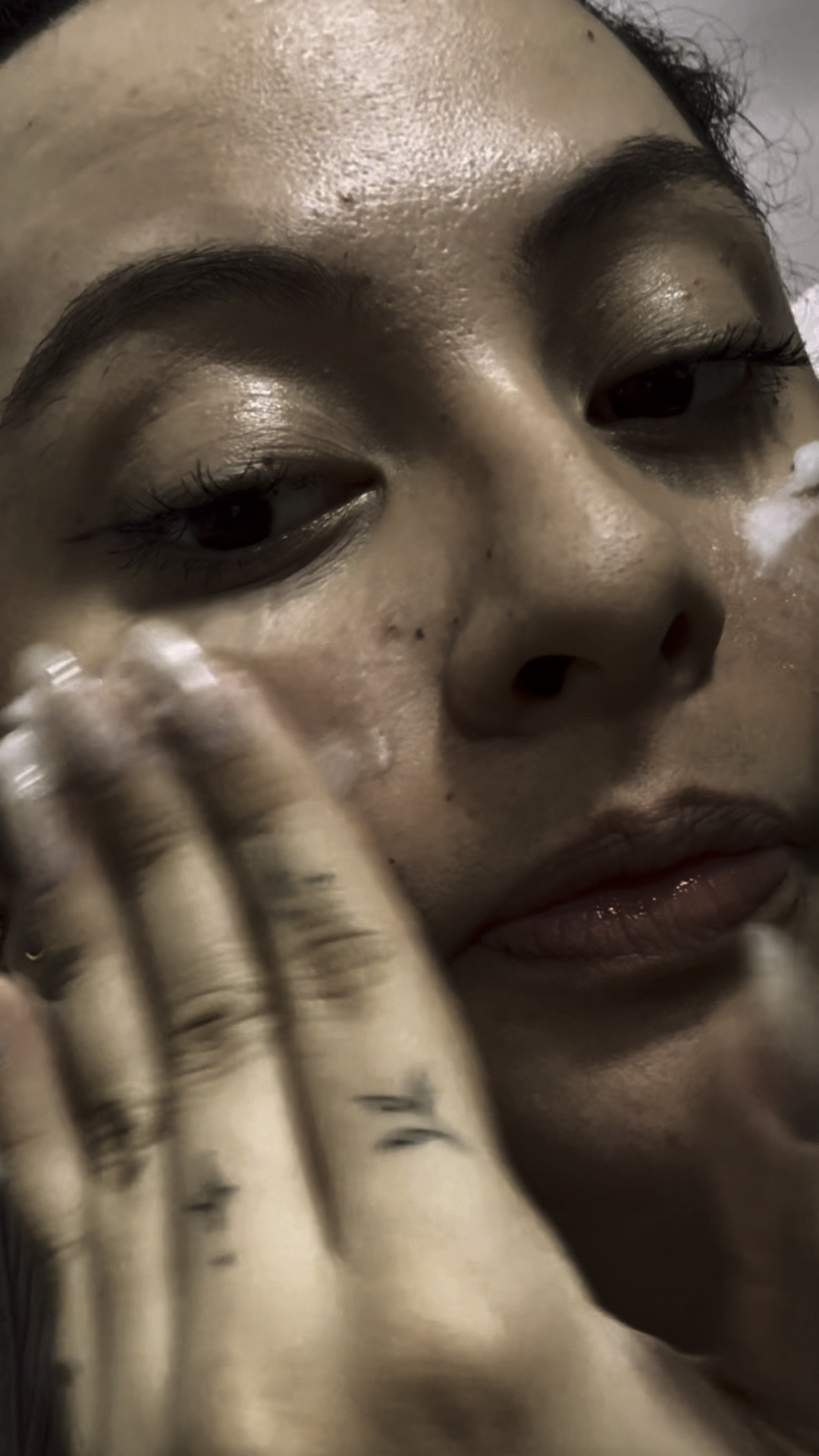 Com a quantidade de 1 dedo você consegue tirar toda a sua maquiagem!

Melhor demaquilante que eu já usei, em 1 minuto e uma boa limpeza com água, sua pele está extremamente limpa! 

Nosso mercado tem produtos excelentes e que não usam da crueldade animal ❤️ 

Obrigado @linhabrunatavares 💄

#skincareroutine #skincarebrasil #demaquilantebrunatavares #demaquilante #limpezadapele

#LTKbrasil #LTKbeauty