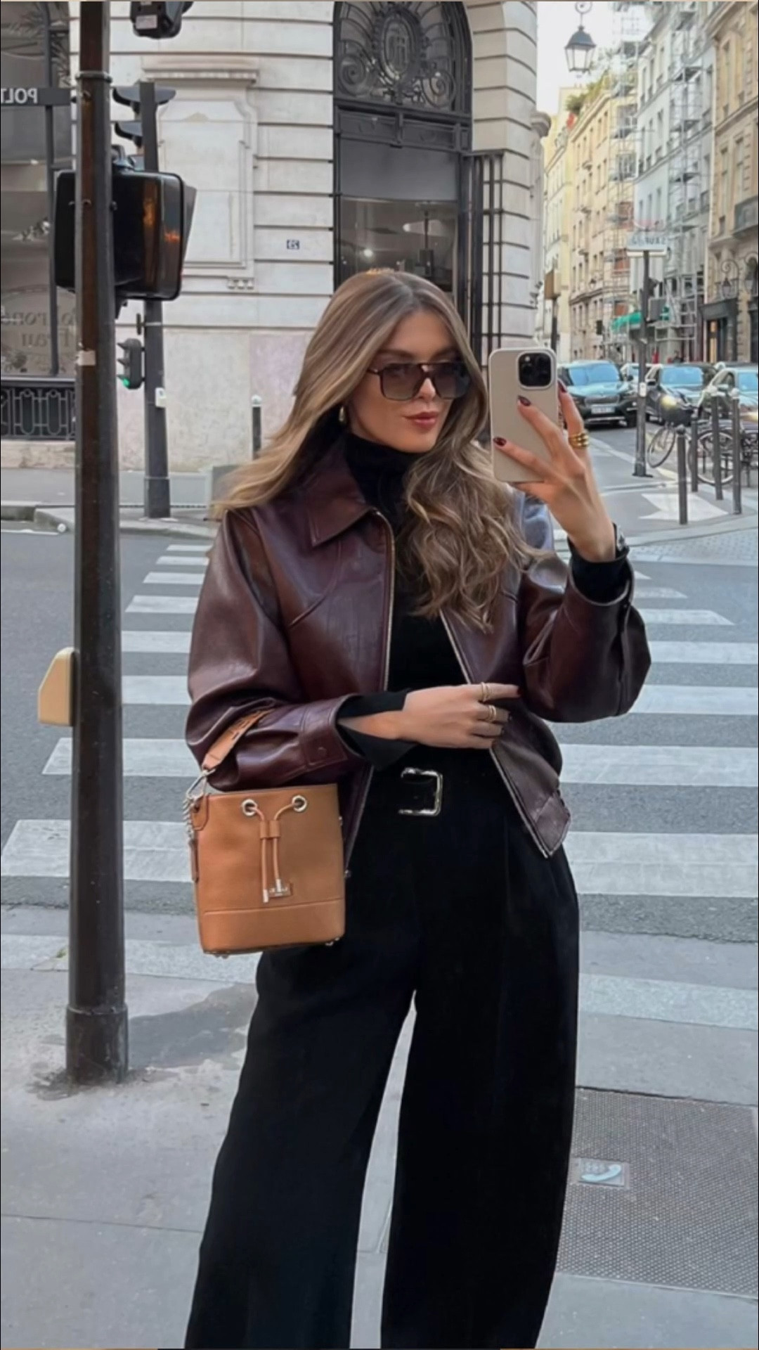 Frühlingsoutfits inspired by Pinterest ♥️🫶🏼 
2/30


#frühlingsoutfit #springoutfit #bürooutfit #effortlesschic #effortlesslychic #elegantstyle #casualchicstyle #outfitchallenge
Lederjacke , schwarze Hose, schwarzer Rollkragenpullover, rote schuhe, kittenheels, 