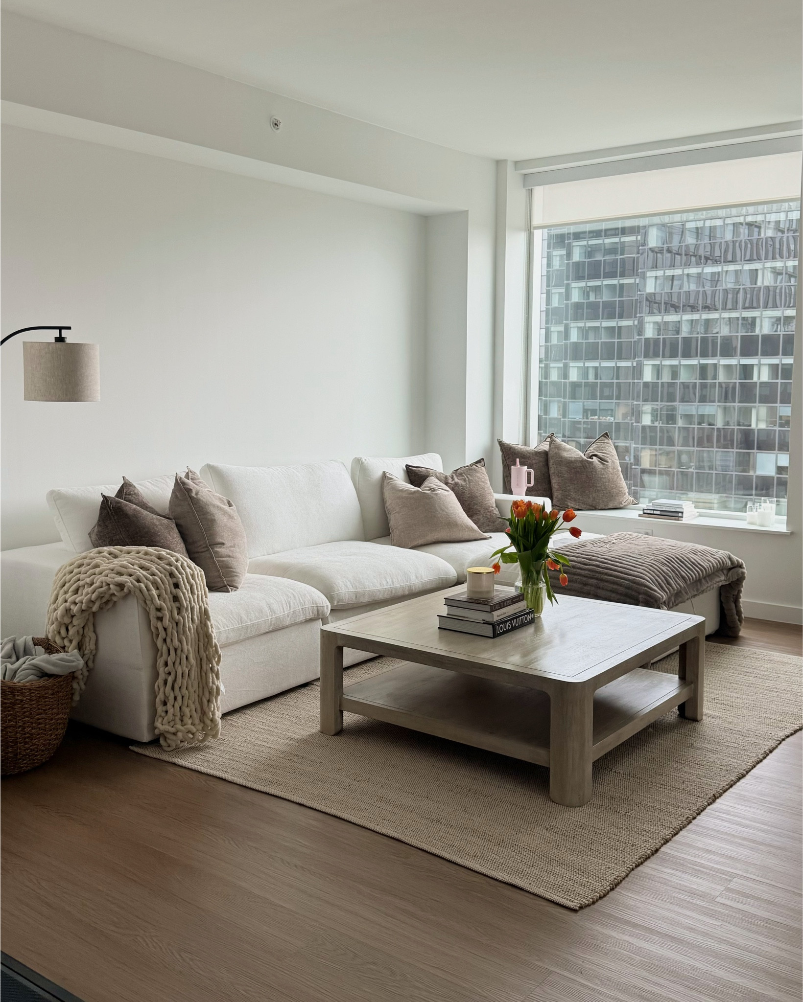 Living Room Apartment 🧺🌷 #apartment #couch #homeinspo #livingroom #coffeetable