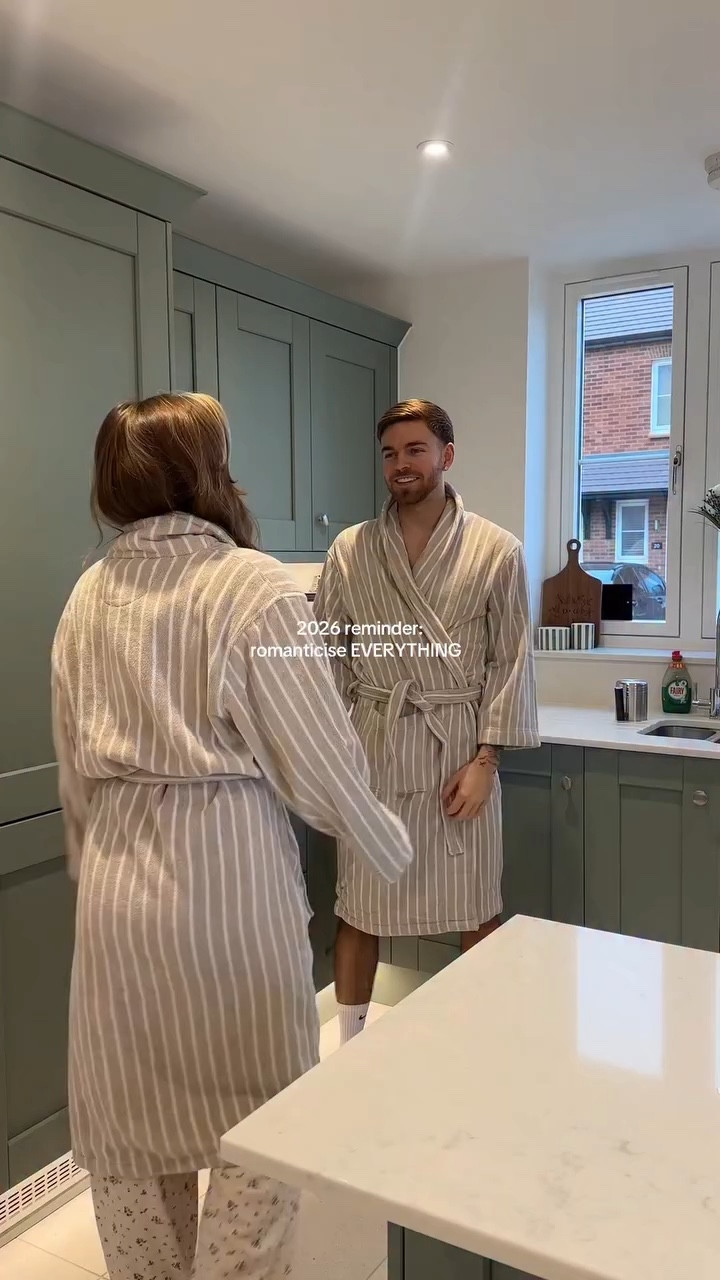2026 is for slow mornings & taking it all in🥰 obsessed with our @ninjakitchenuk coffee machine btw wow

#couplesofig #viralreels #slowmornings #romanticizinglife #viralreels