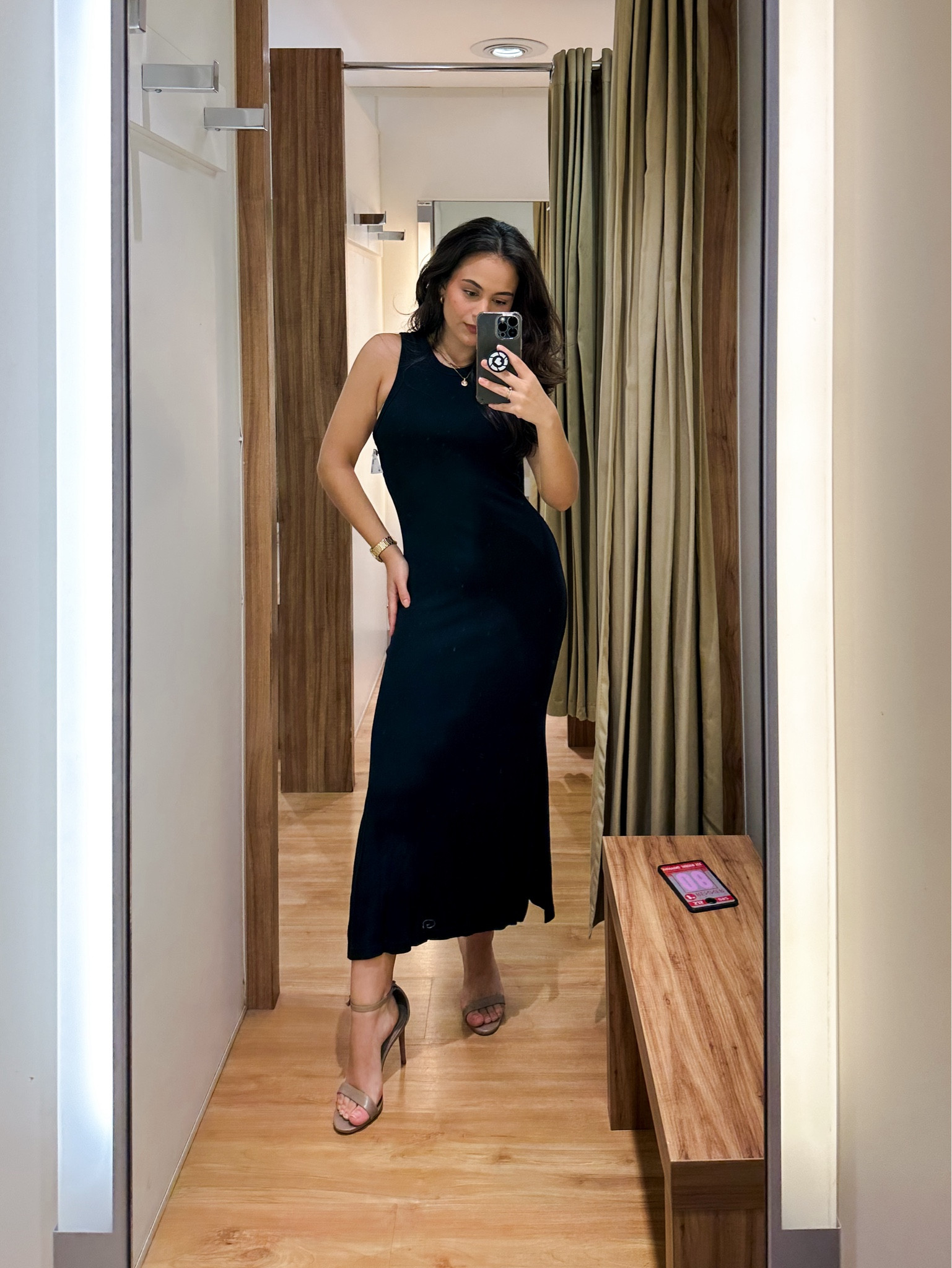 O vestido que toda mulher deveria ter no guarda-roupa! 🖤✨ Estou usando o P.

Minhas medidas:
Busto - 87 cm
Tórax - 75 cm
Cintura - 70 cm
Quadril - 90 cm
Coxa - 54 cm 

Tenho 1,53 e geralmente visto PP/36 ou P/38

#renner #lookrenner #provador


#LTKbeauty #LTKstyletip #LTKbrasil