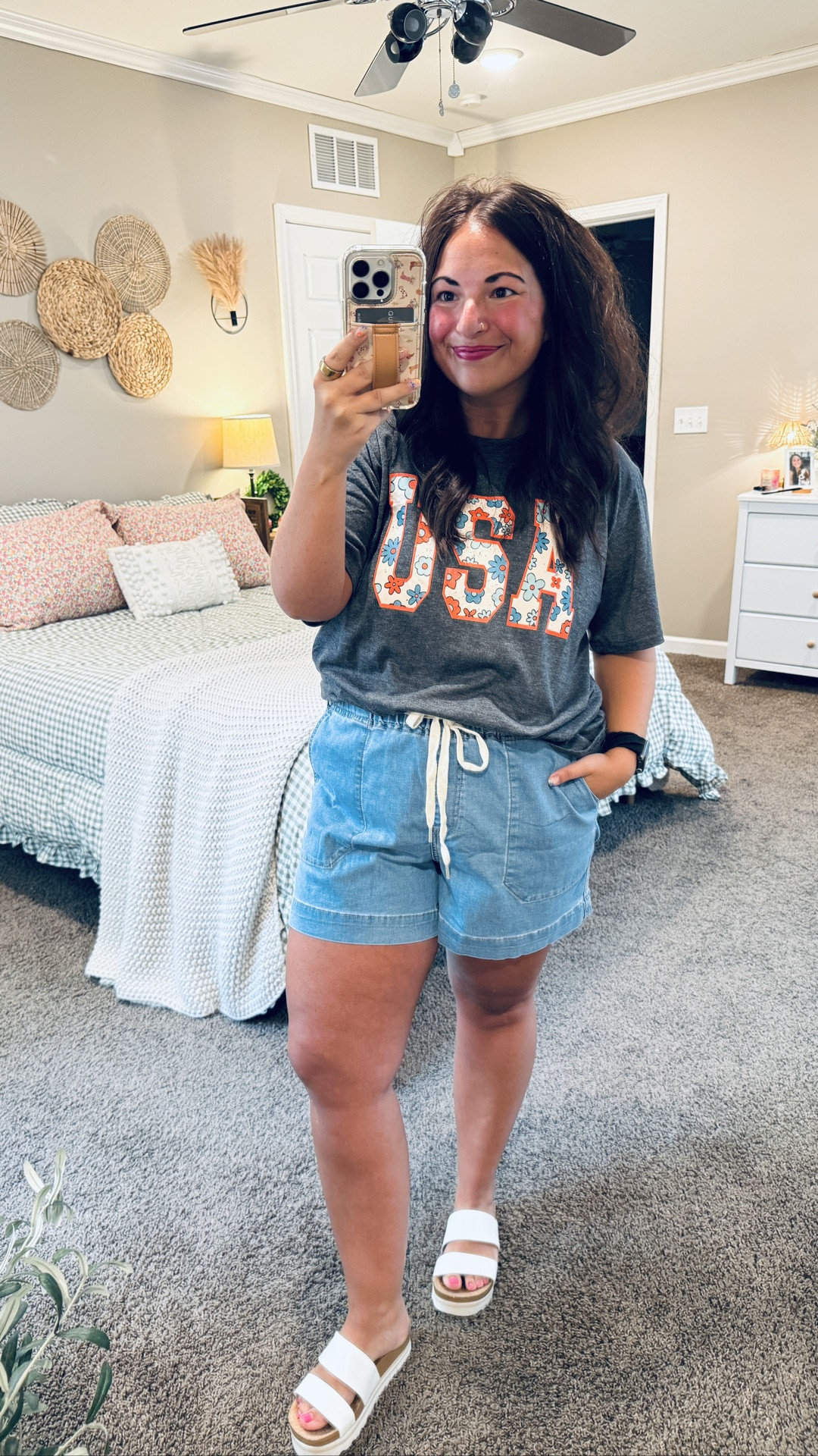❤️🤍💙 Patriotic, but make it floral 🌸🇺🇸 The floral USA graphic makes this tee feel a little more feminine & fun while still being perfect for all your 4th of July plans ✨ Easy to style, comfortable to wear, & cute with all your favorite denim ❤️ 

 #LTKootd #LTKSeasonal #LTKMidsize