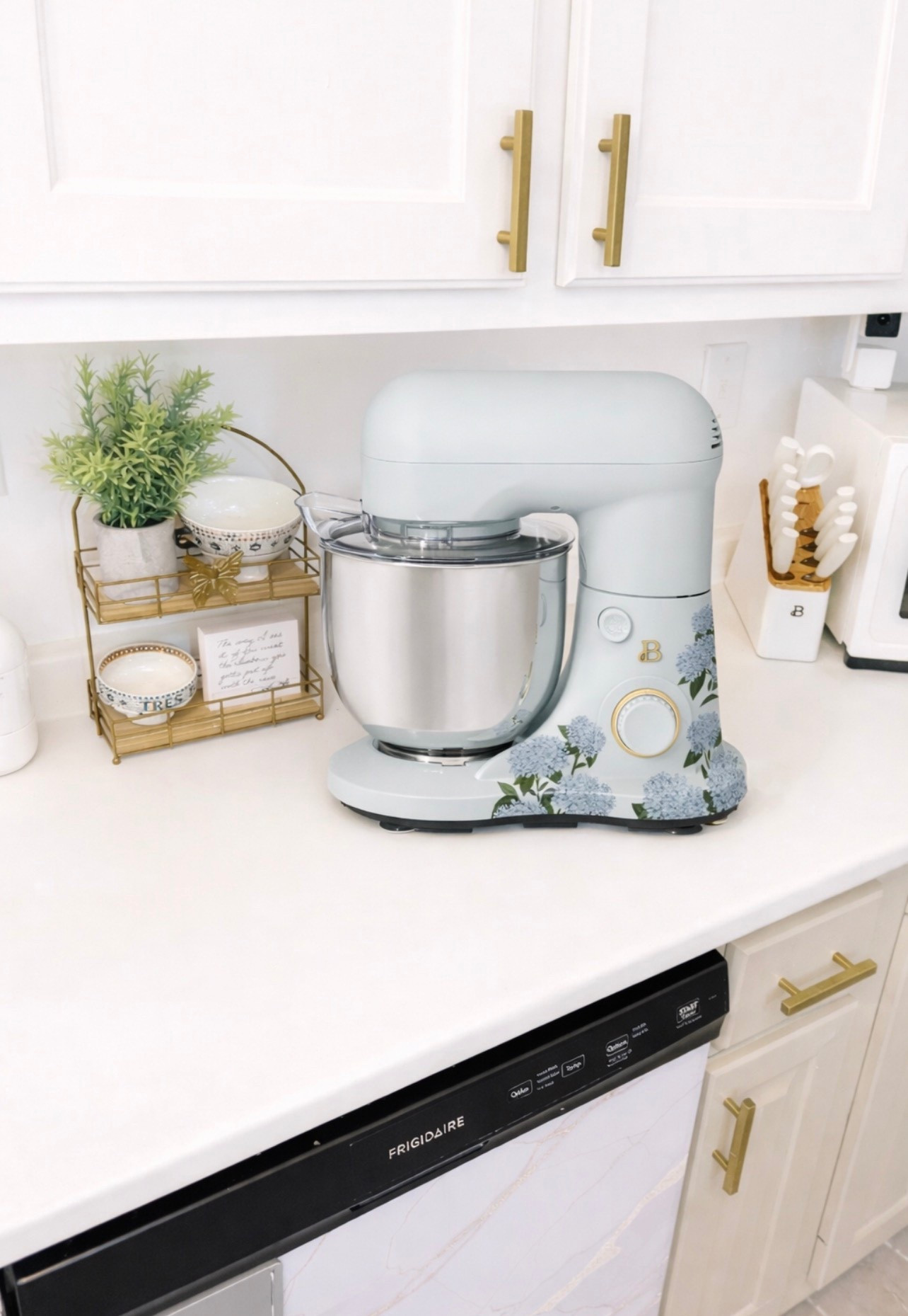 Spring called… and it brought hydrangeas 🤍💙
Obsessed with Drew Barrymore’s Hydrangea Collection—soft blues, florals, and all the cozy spring energy my kitchen needed.
#SpringObsessed
#HydrangeaCollection
#DrewBarrymoreHome
#BeautifulByDrew
#SpringKitchen
#KitchenAesthetic
#CozyHome
#SpringDecor

#LTKHome