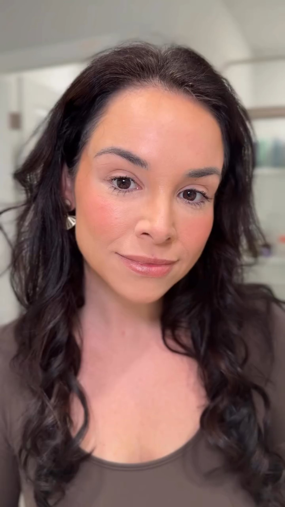10 minute makeup routine using all affordable drugstore products because if you’re a busy mom like me, you need quick and easy and on a budget. 
@maybelline @lorealparis @milanicosmetics @colourpopcosmetics @nyxcosmetics @neutrogena