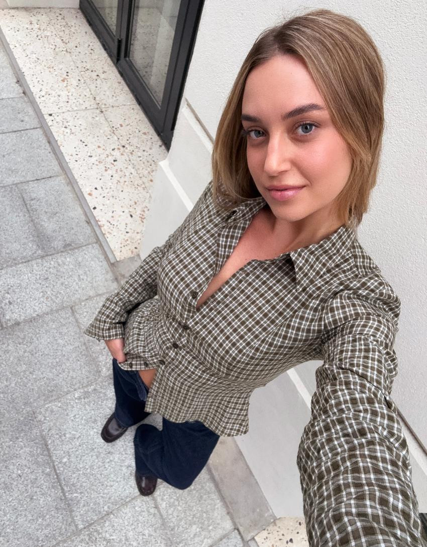 Figurbetonte Bluse mit Trompetenärmeln - Damen | Bershka DE
