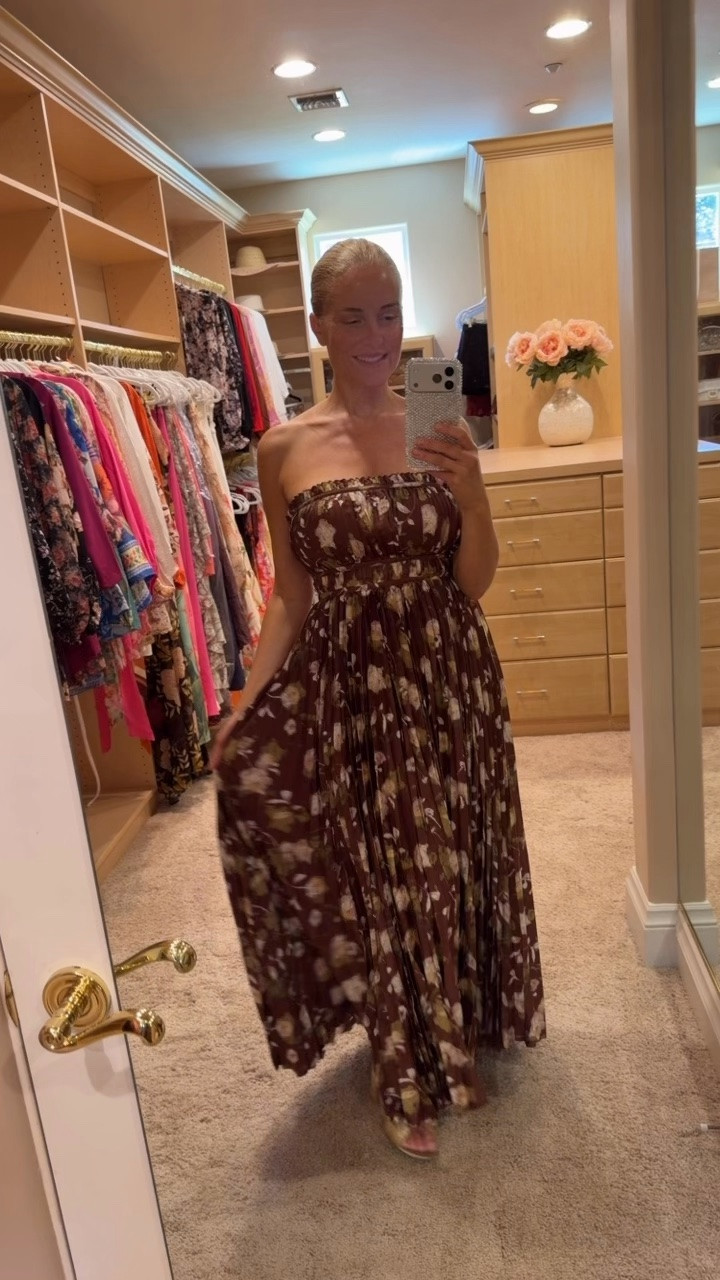This dress is so pretty for a fall wedding!
