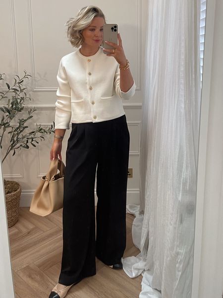 Workwear outfit - office outfit - smart casual outfit - black wide leg trousers - white cardigan 

White cardigan 
Size M

Black wide leg trousers 
Size w27 