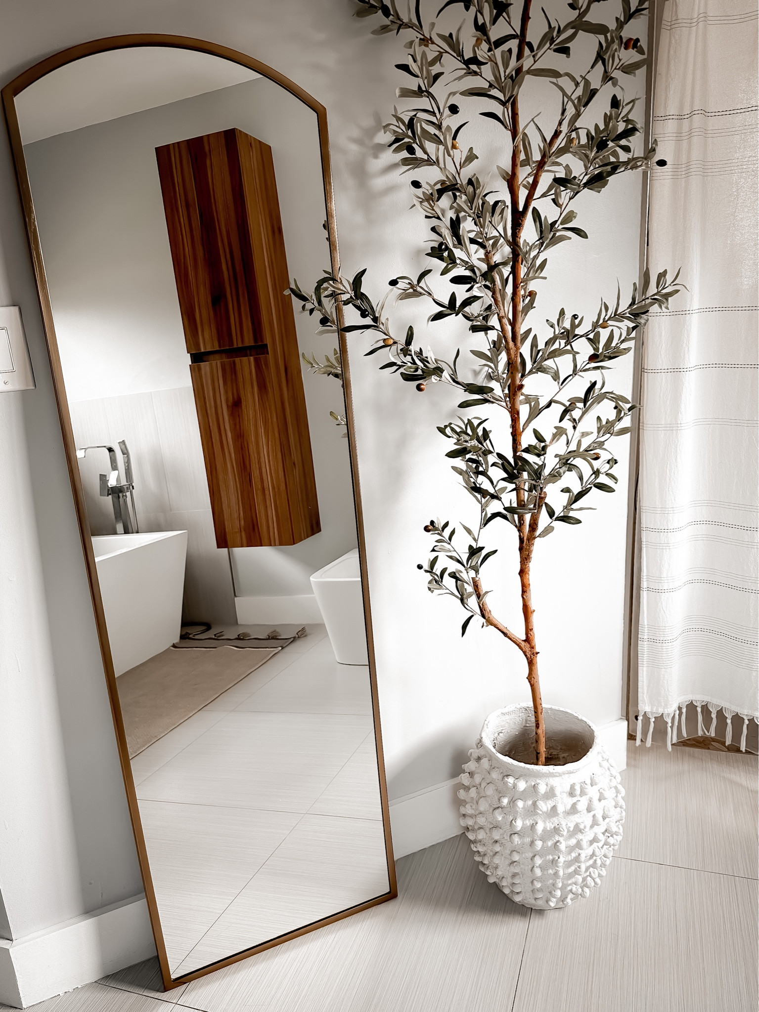 Hearth and Hand mirror and olive tree to style the bathroom


#LTKhome #LTKbeauty #LTKFind
