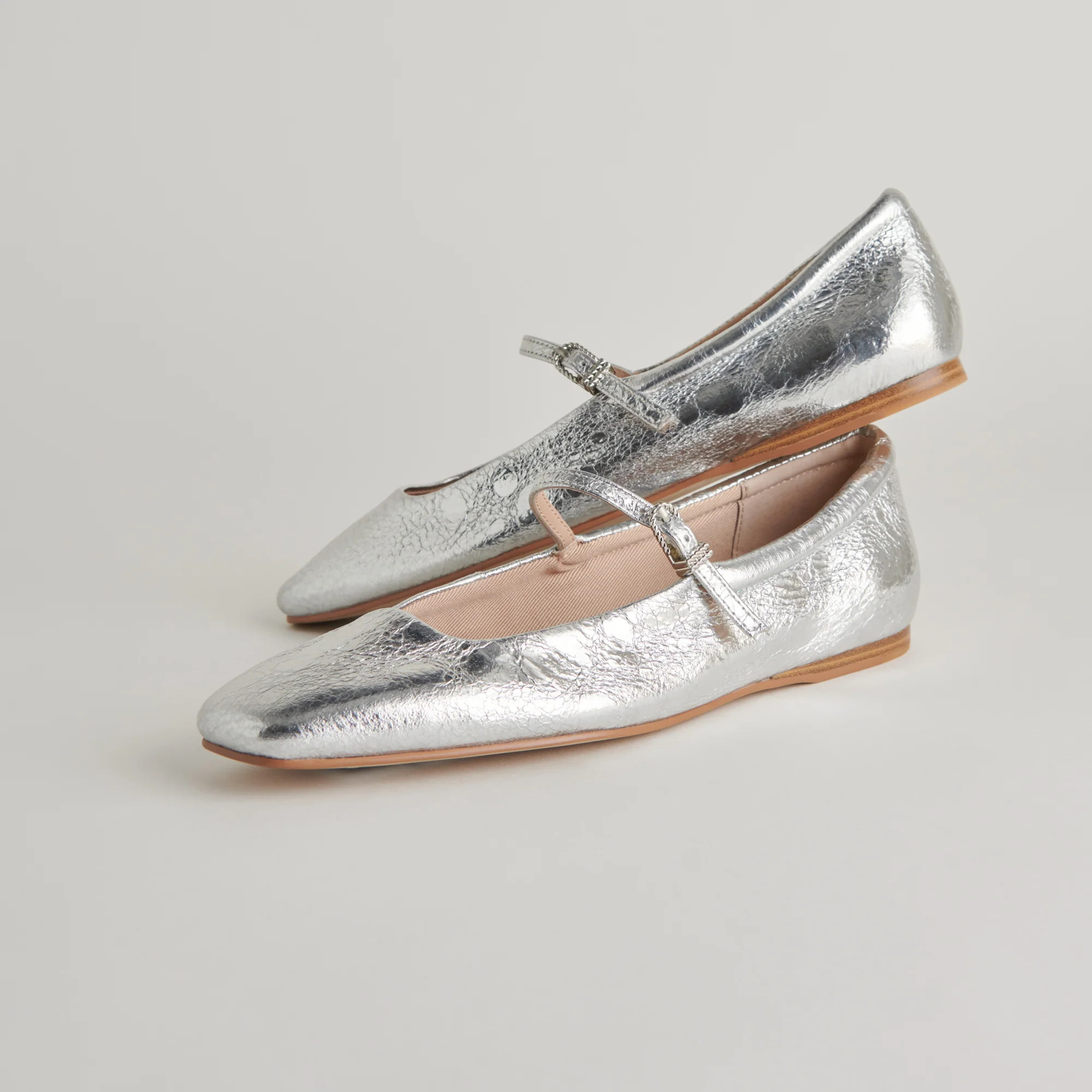 Reyes Ballet Flats Silver Distressed Leather | DolceVita.com