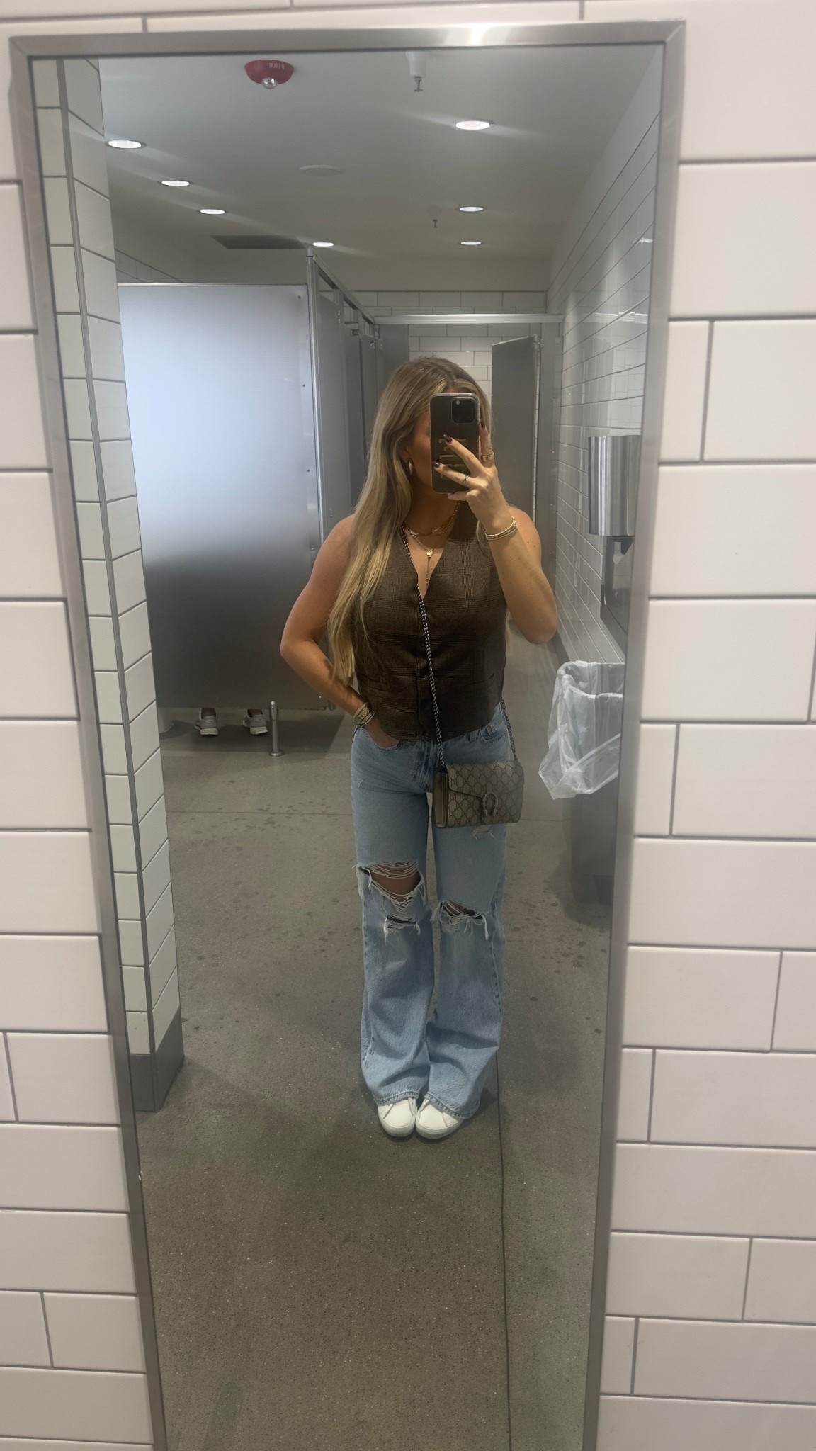 bathroom mirror fit checkkkk 


Levi jeans / baggy jeans / golden geese / white sneakers 

#LTKPetite #LTKootd #LTKStyleTip