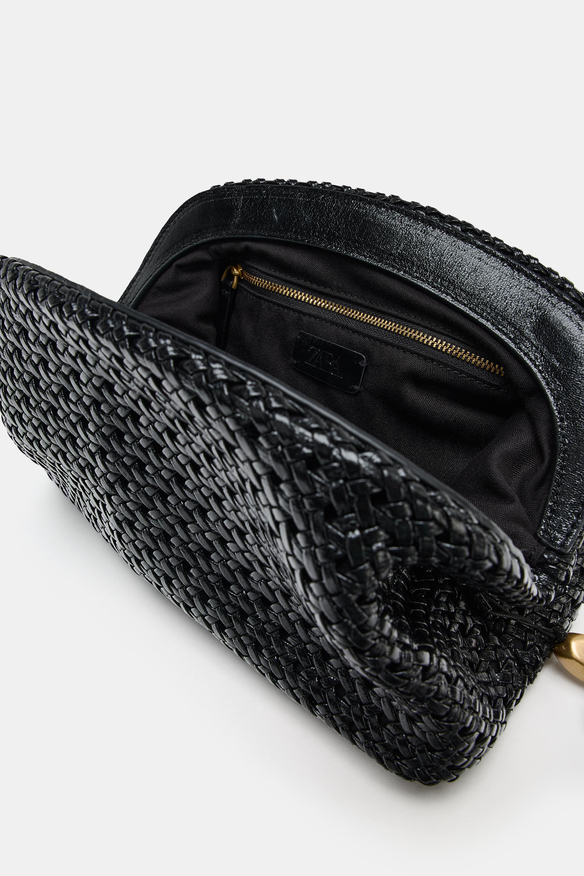 Geflochtene Pouch-Tasche in Lackoptik. Quaste mit Metalldetail. Innentasche mit Reißverschluss. ... | Zara DE
