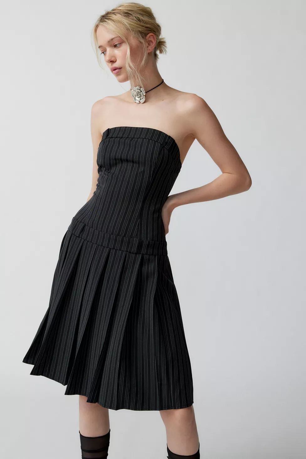 Motel Aldari Pinstripe Strapless Midi Dress | Urban Outfitters (US and RoW)