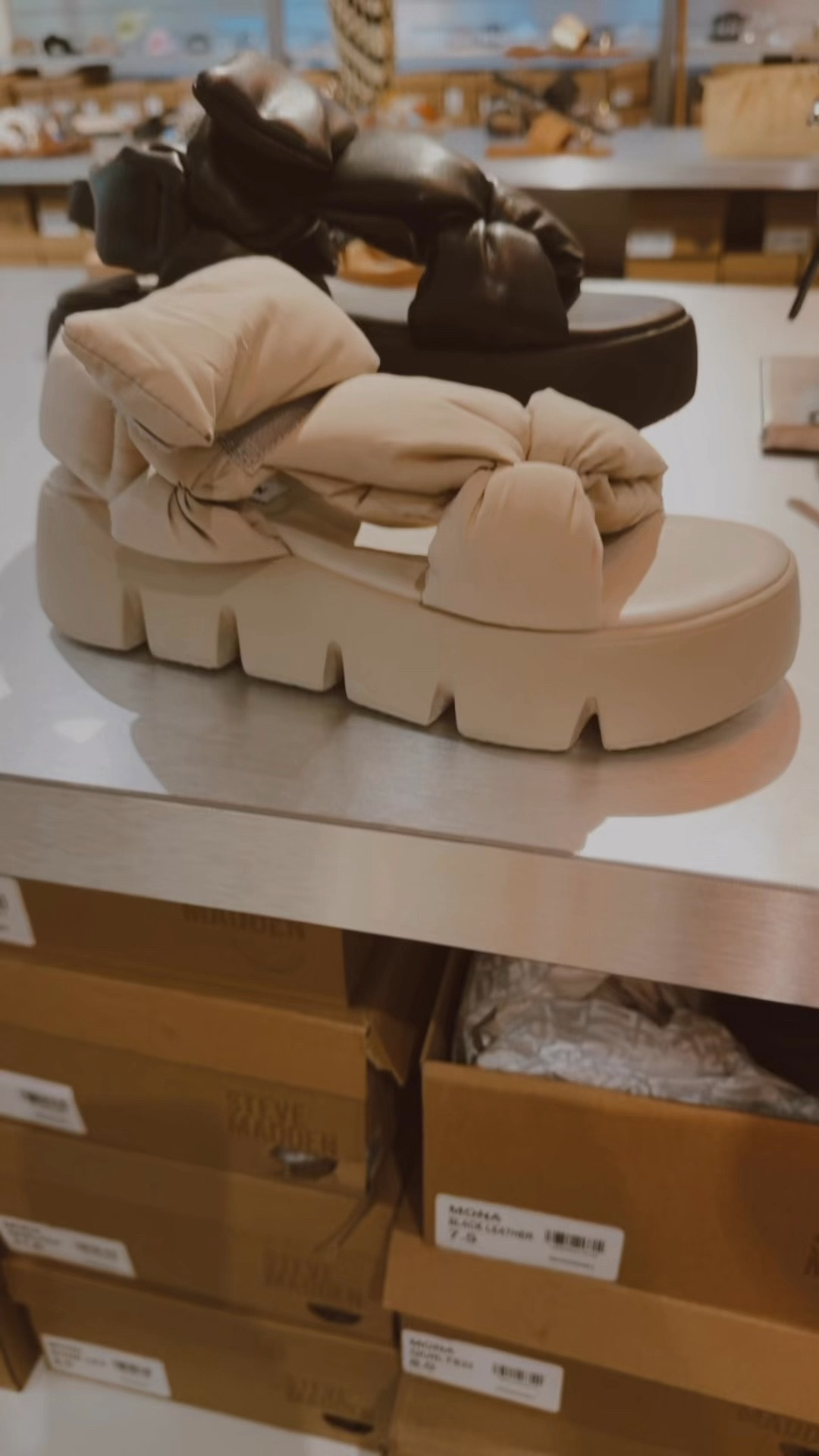 “Sandalias que enamoran: ¡El toque Steve Madden que transforma tu look!”

#LTKStyleTip