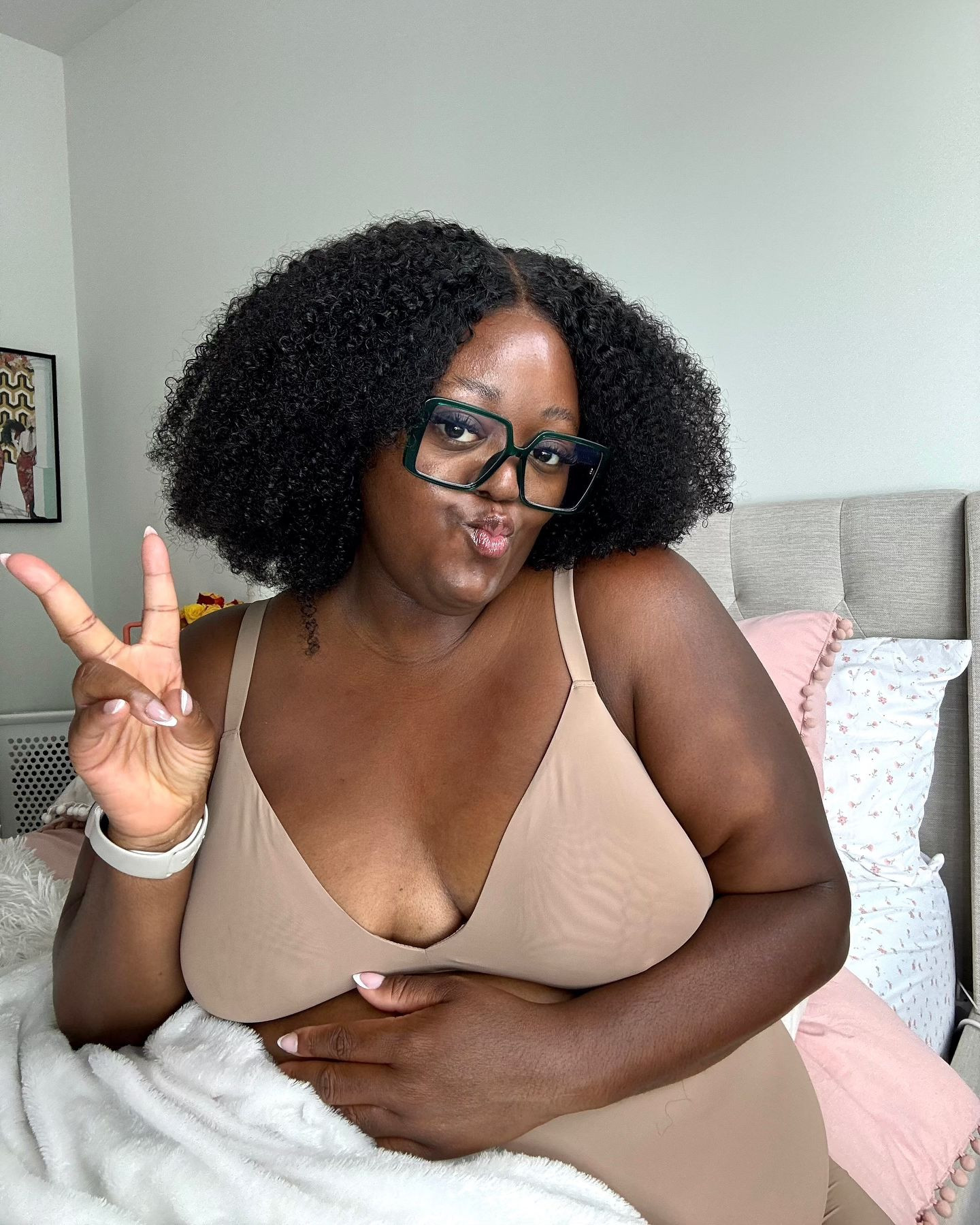 cozy 🙂‍↕️🤎 @yitty • #yittyambassador this smoothed reality set is so comfy I just wanted to curl up all day 🤭
.