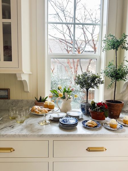 “It's the simple joys of life that sneak in and bring us unexpected smiles.” It’s never a bad day when you use the pretty dishes! Am I right?

My blue and white plates with the darling bunnies and gorgeous florals by @caskatatableware bring more smiles every day, whether I’m serving toast or treats! 

The Quinn Citrine tumblers and Celia Citrine Cake Pedastal add a beautiful ray of sunshine to any spring serving table. 

What’s your favorite Easter or spring appetizer? I’d love to hear!

#caskata #caskatatableware

#LTKparties #LTKhome #LTKSeasonal