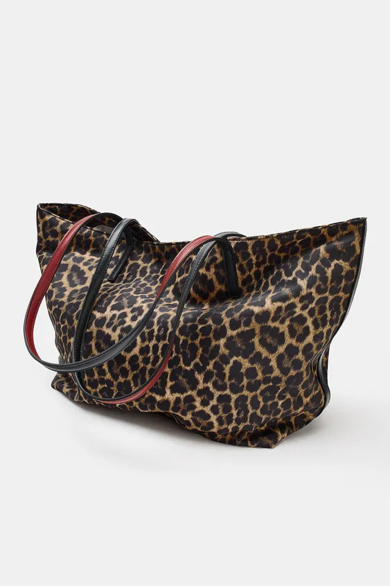 Printed shopper bag. Interior pocket with zipper closure. Shoulder straps. Magnetic closure. Heig... | Zara US
